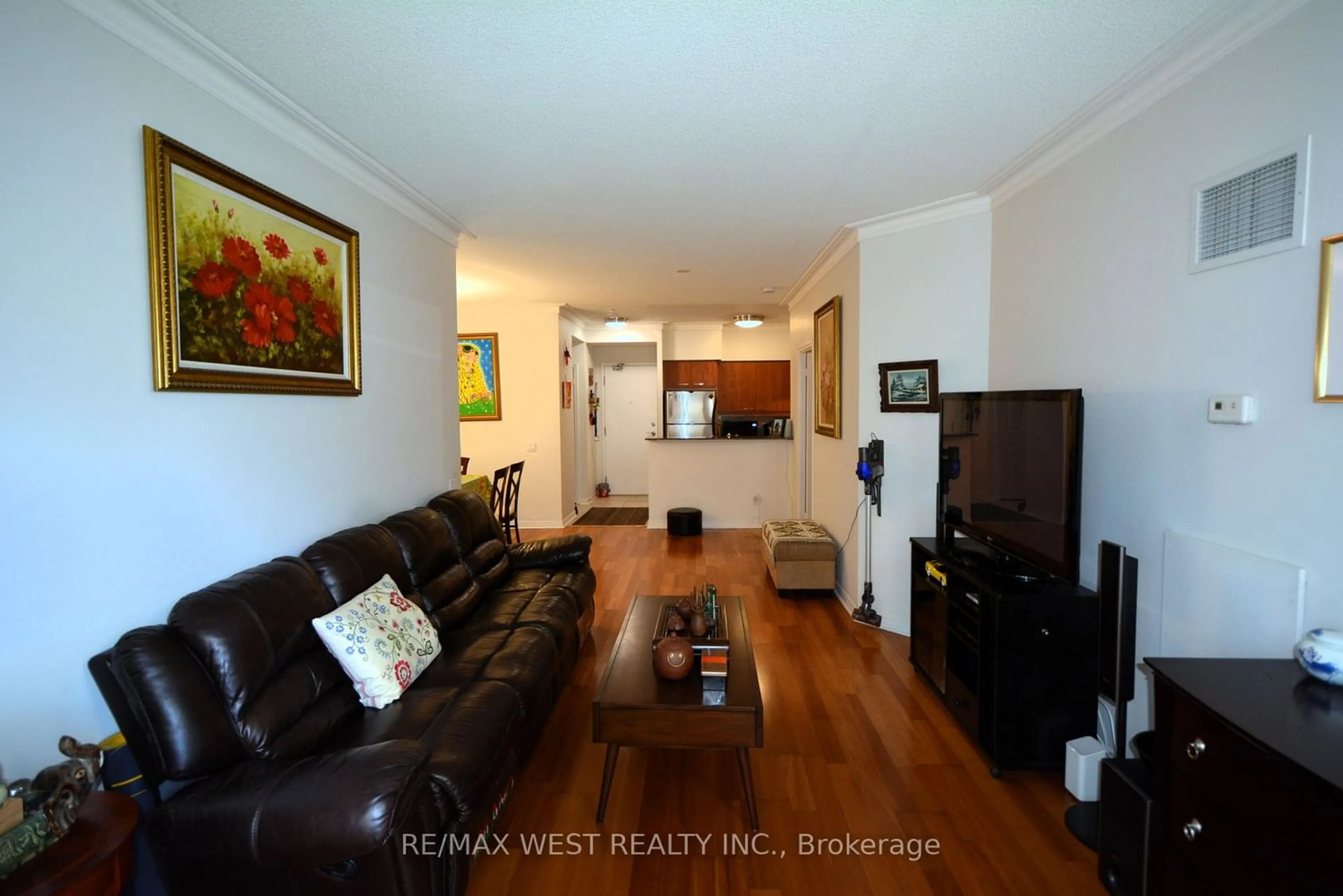 Living room for 455 Rosewell Ave #107, Toronto Ontario M4R 2H9