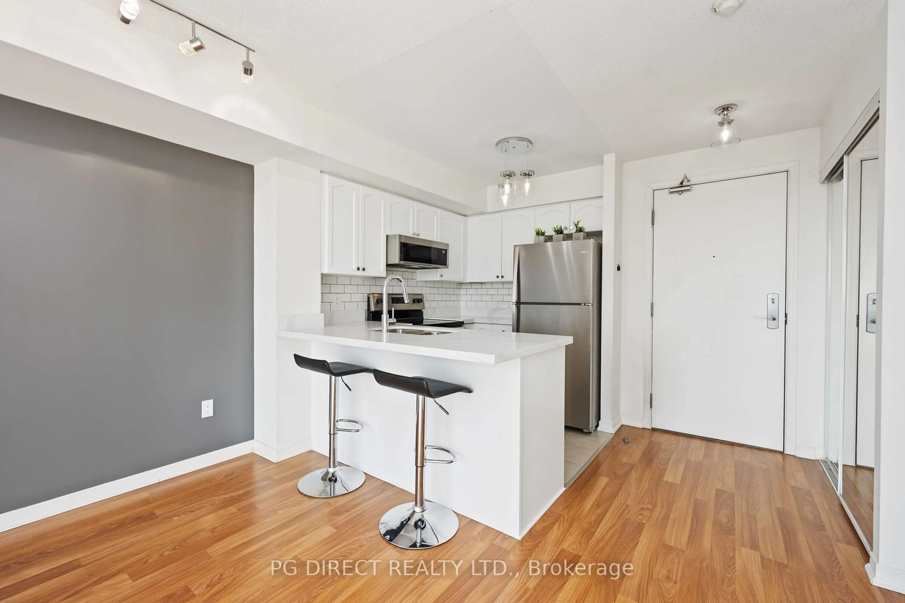 Standard kitchen for 18 Valley Woods Rd #611, Toronto Ontario M3A 0A1