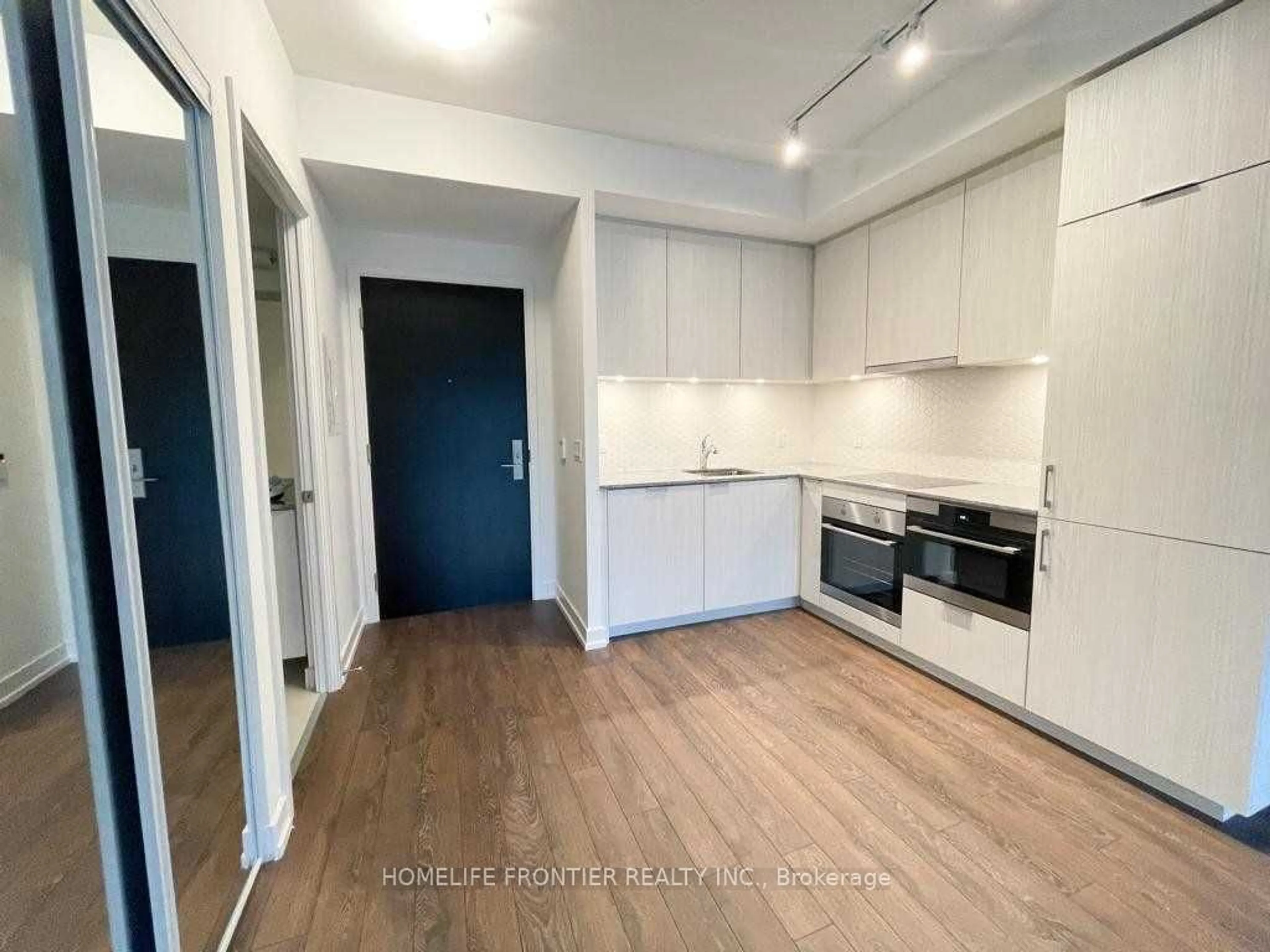 Standard kitchen for 158 Front St #411, Toronto Ontario M5A 0K9