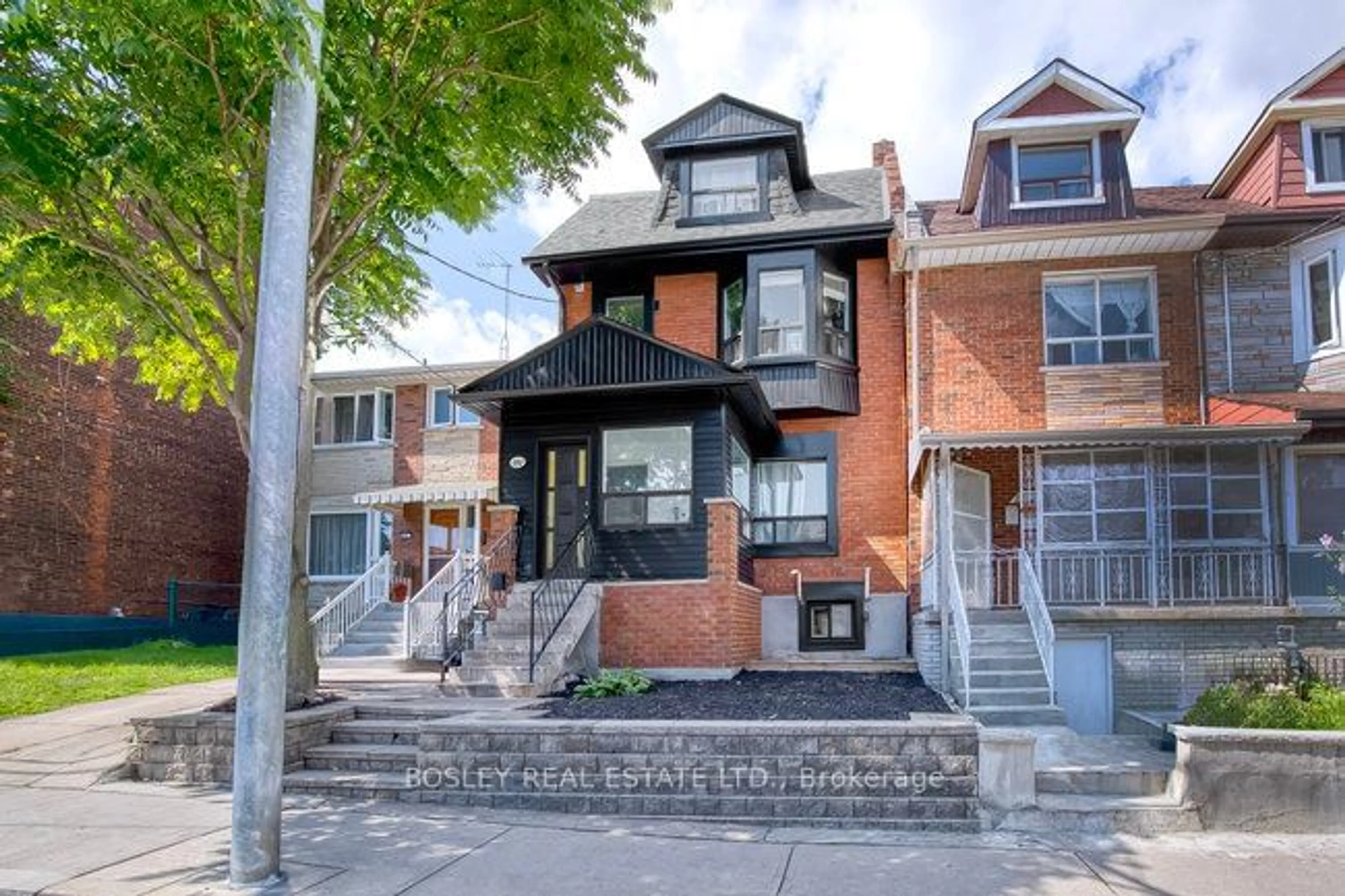 A pic from exterior of the house or condo for 282 Ossington Ave, Toronto Ontario M6H 2W6