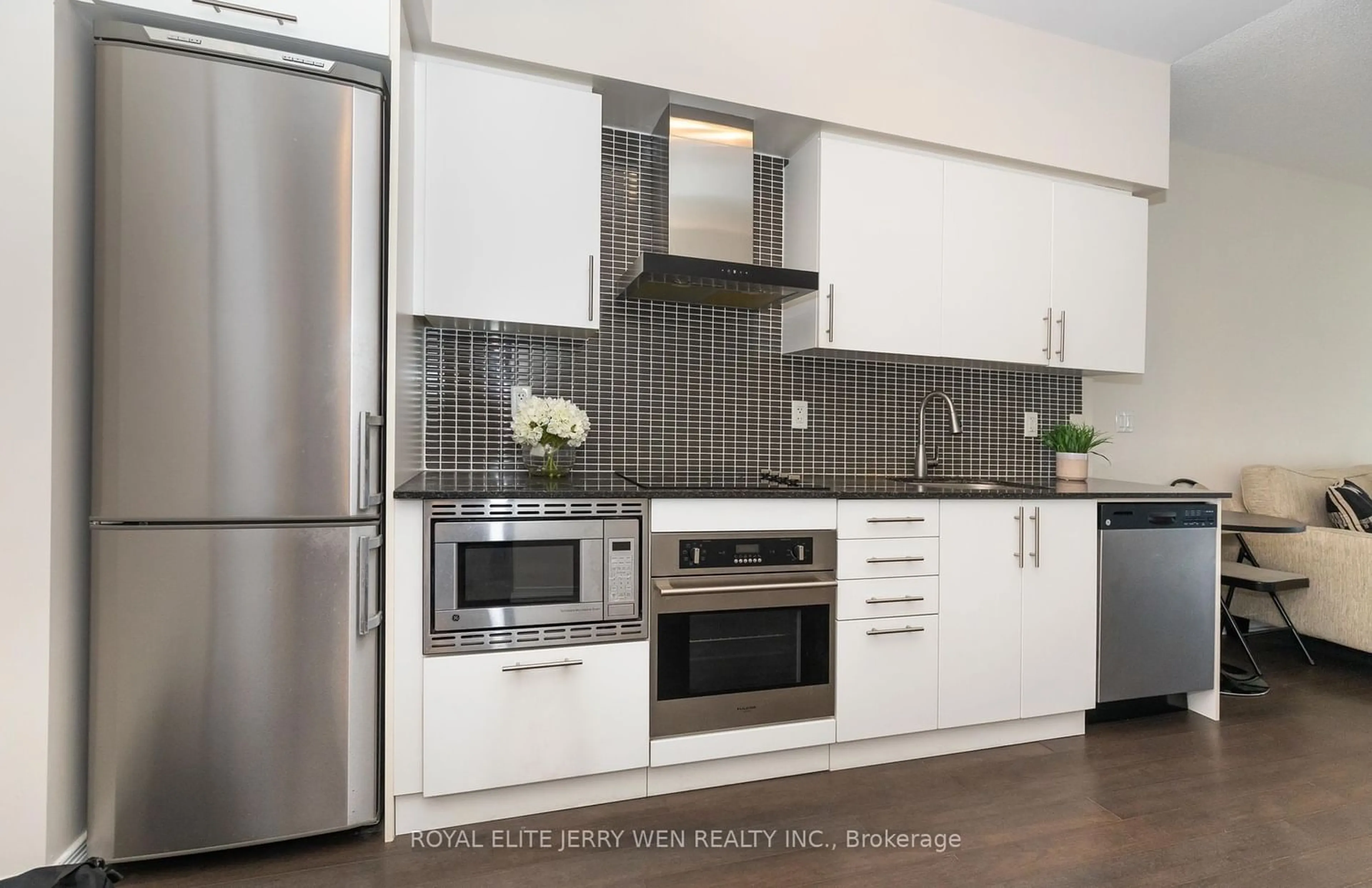 Standard kitchen for 352 Front St #1821, Toronto Ontario M5V 0K3