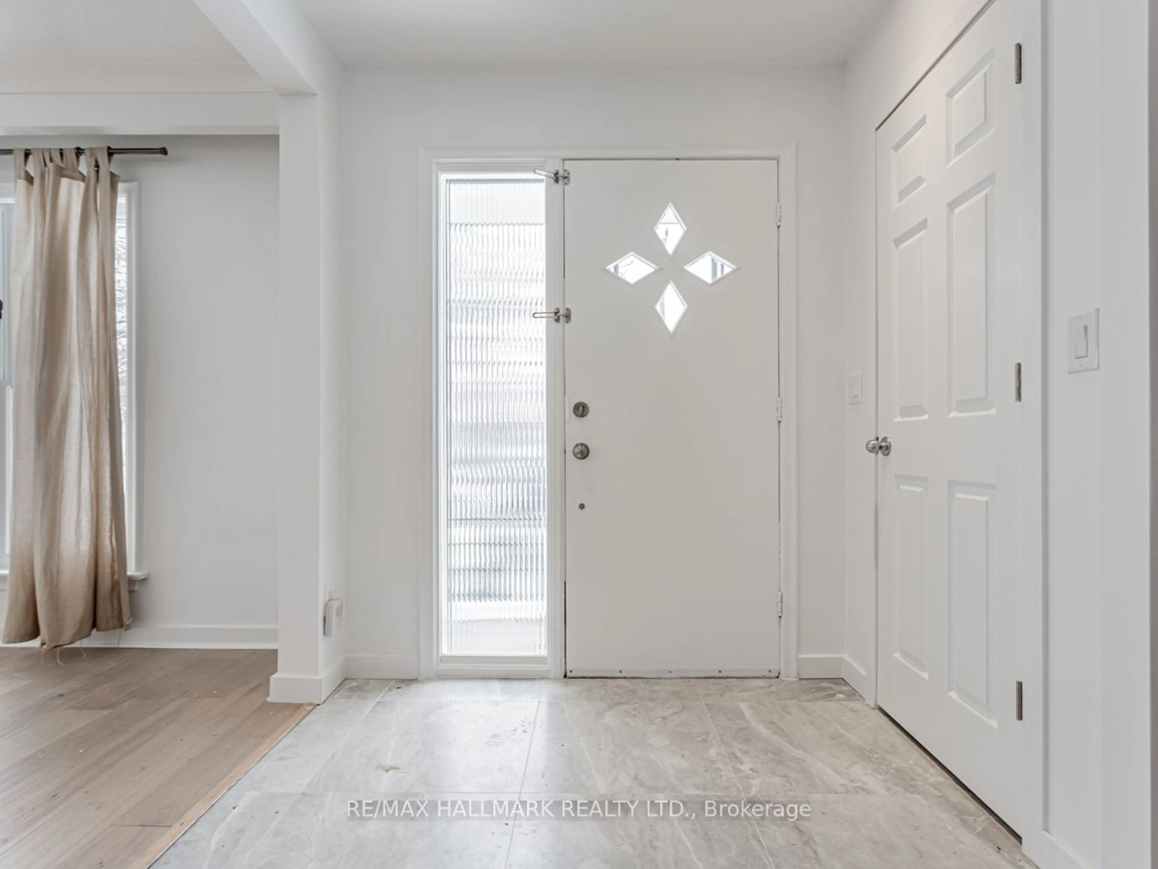 Indoor entryway for 131 Searle Ave, Toronto Ontario M3H 4B1