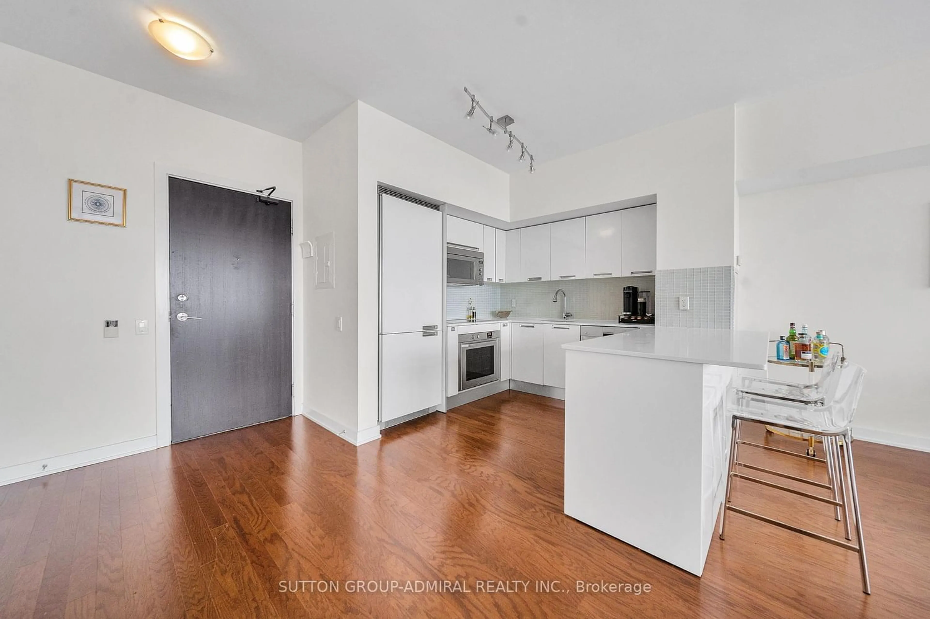 Standard kitchen for 33 Charles St #3306, Toronto Ontario M4Y 0A2