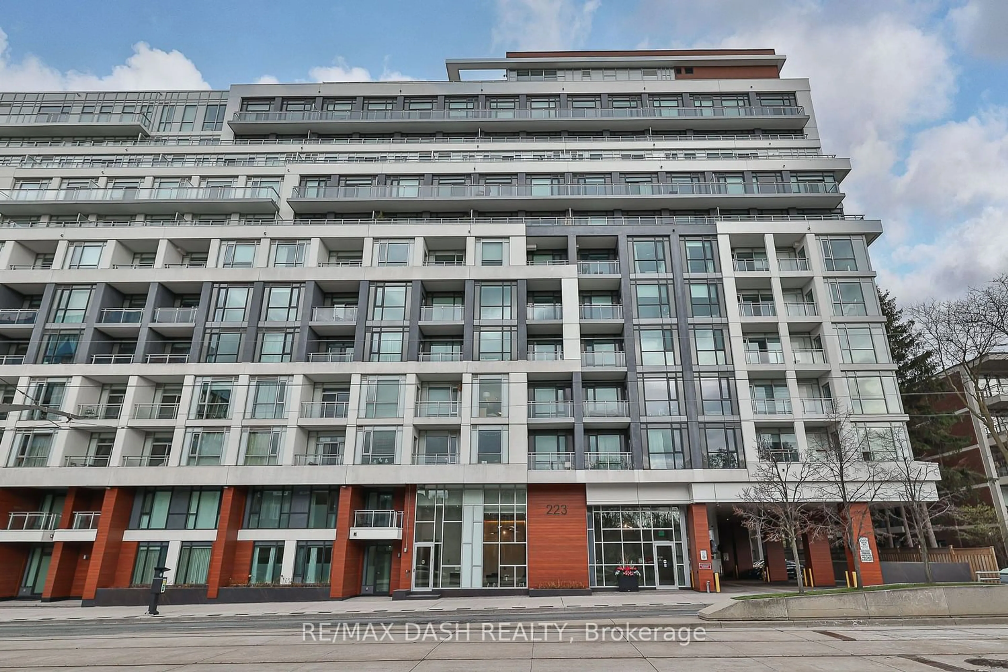 A pic from exterior of the house or condo for 223 St. Clair Ave #215, Toronto Ontario M4V 1R3