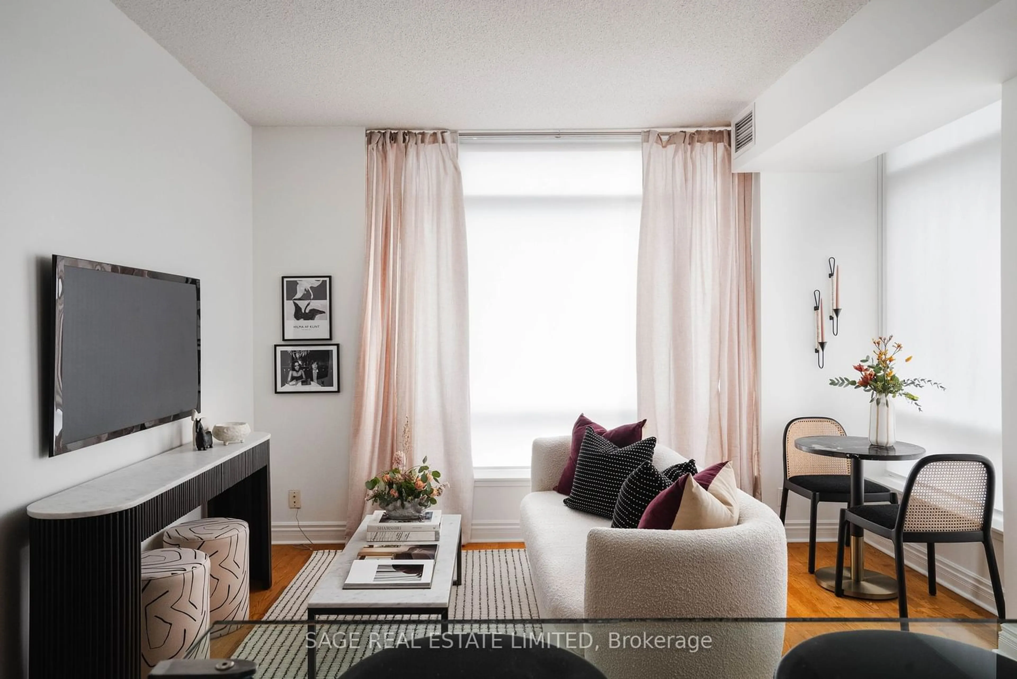Living room for 500 Queens Quay #717E, Toronto Ontario M5V 3K8