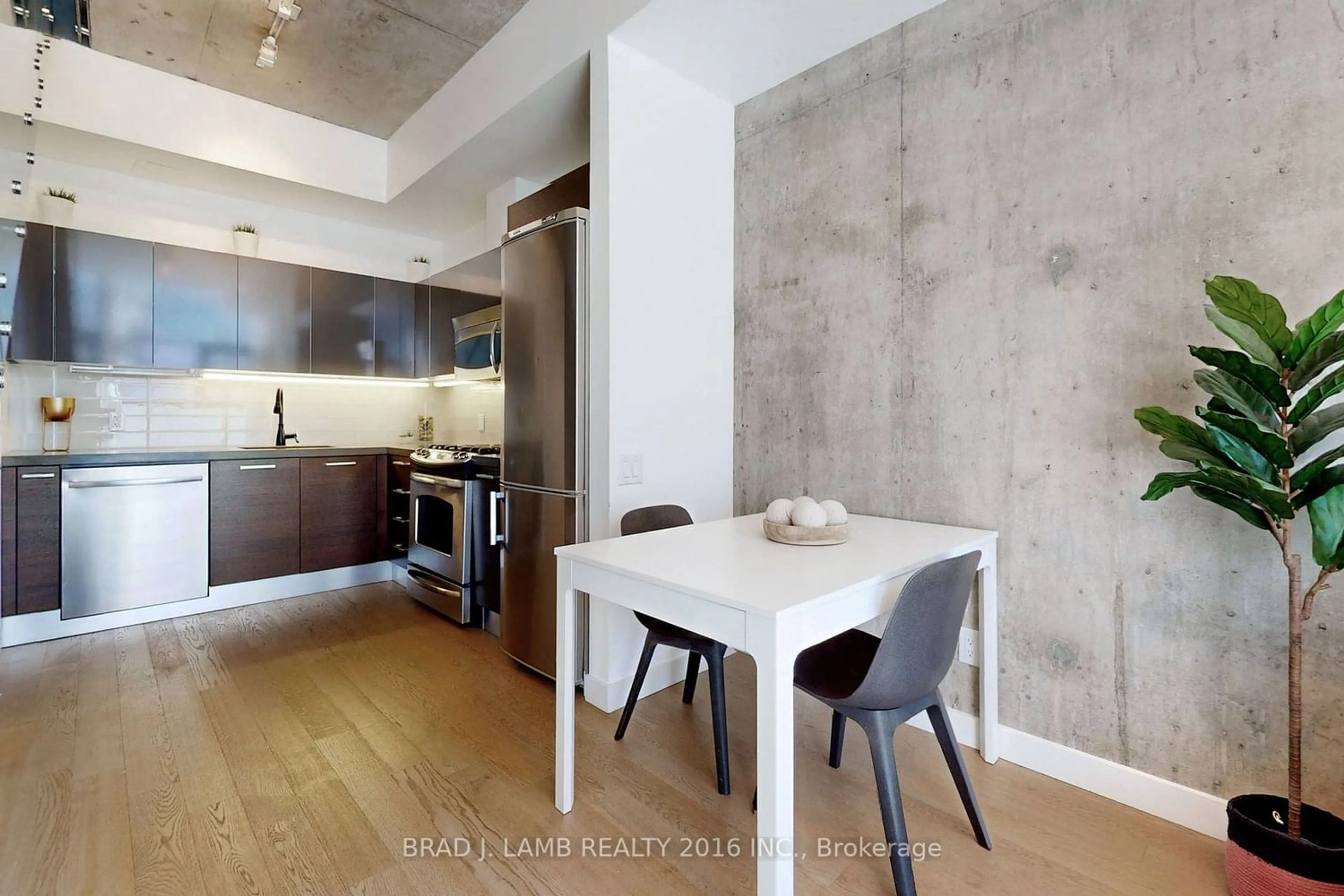 Contemporary kitchen for 25 Stafford St #Th9, Toronto Ontario M5V 0G3