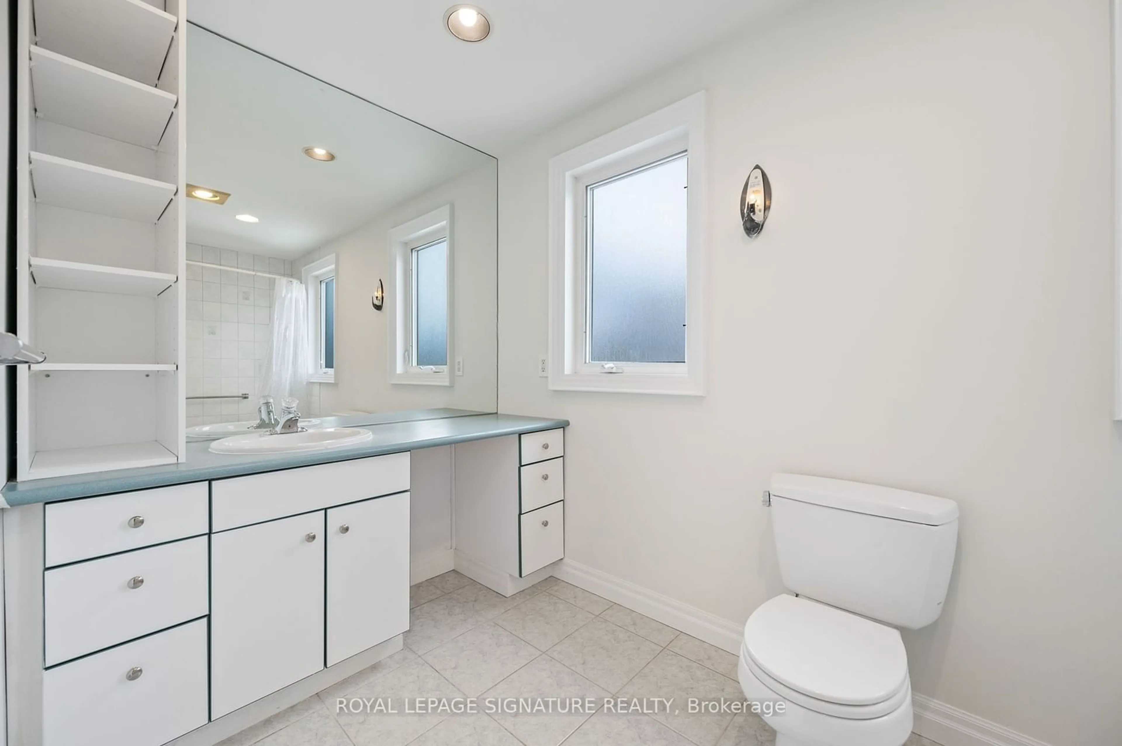 Standard bathroom for 124 Homewood Ave, Toronto Ontario M2M 1K3