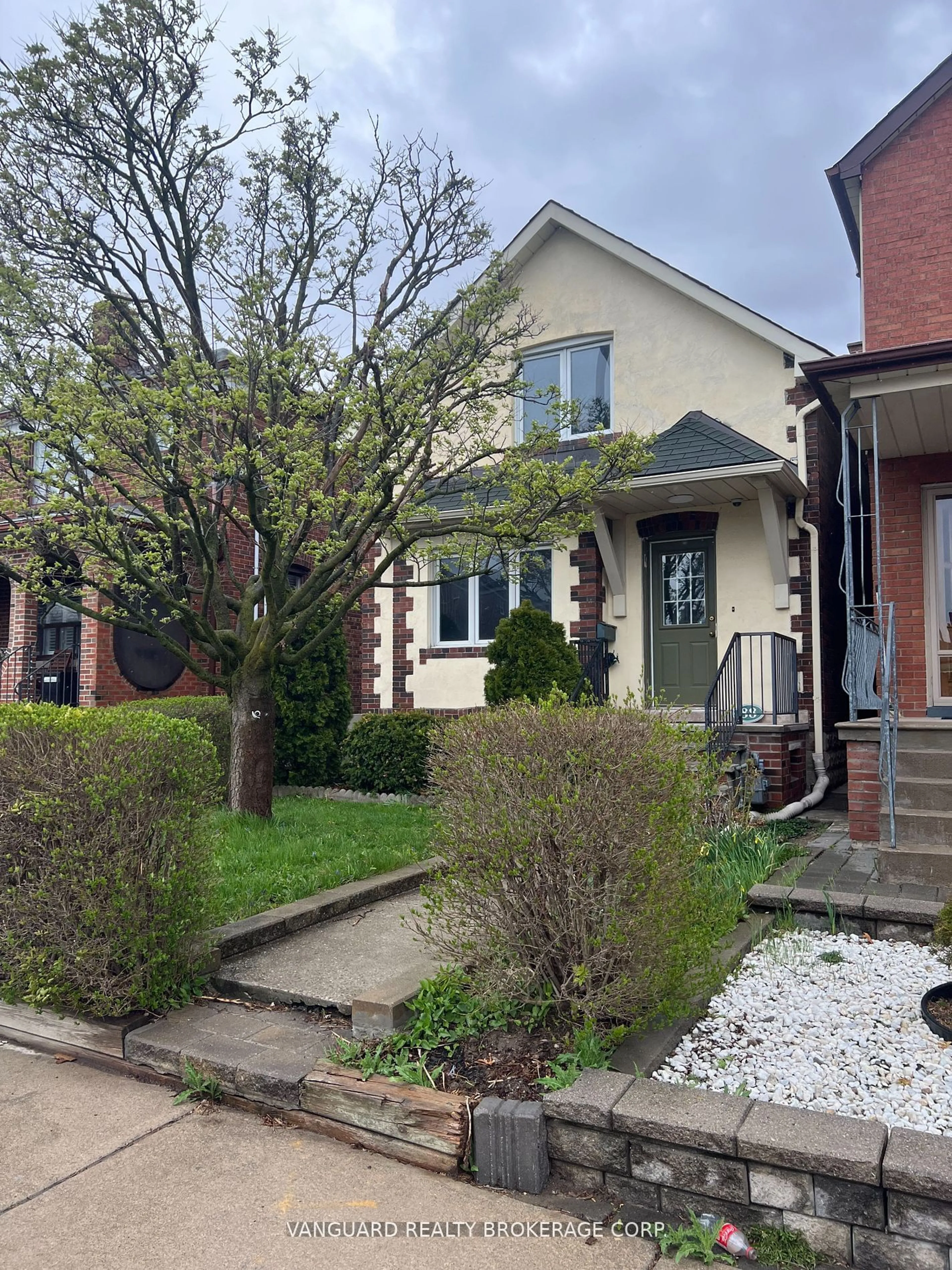 Frontside or backside of a home for 88 Lanark Ave, Toronto Ontario M6E 2G4
