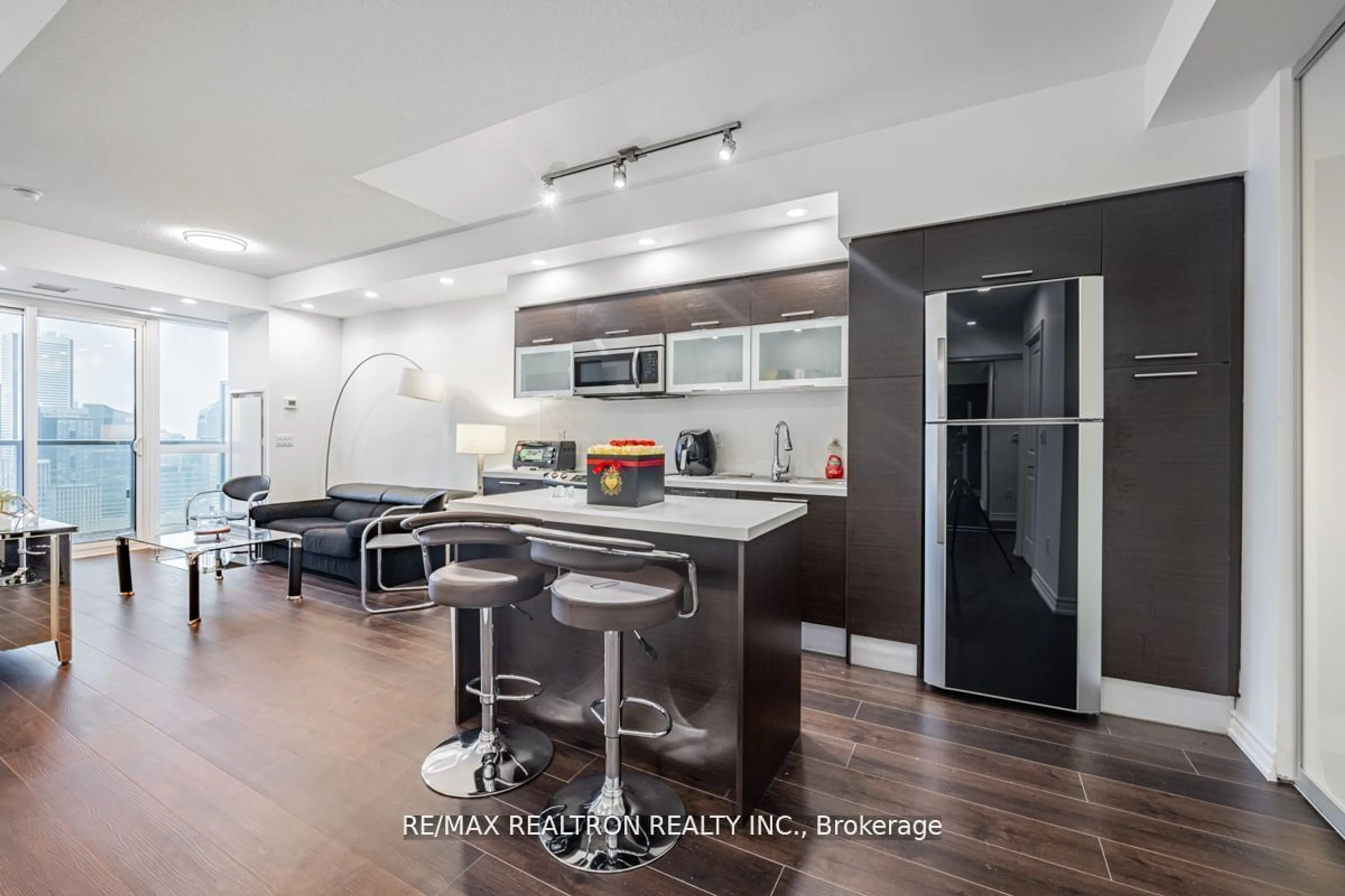 Contemporary kitchen for 386 Yonge St #4508, Toronto Ontario M5B 0A5