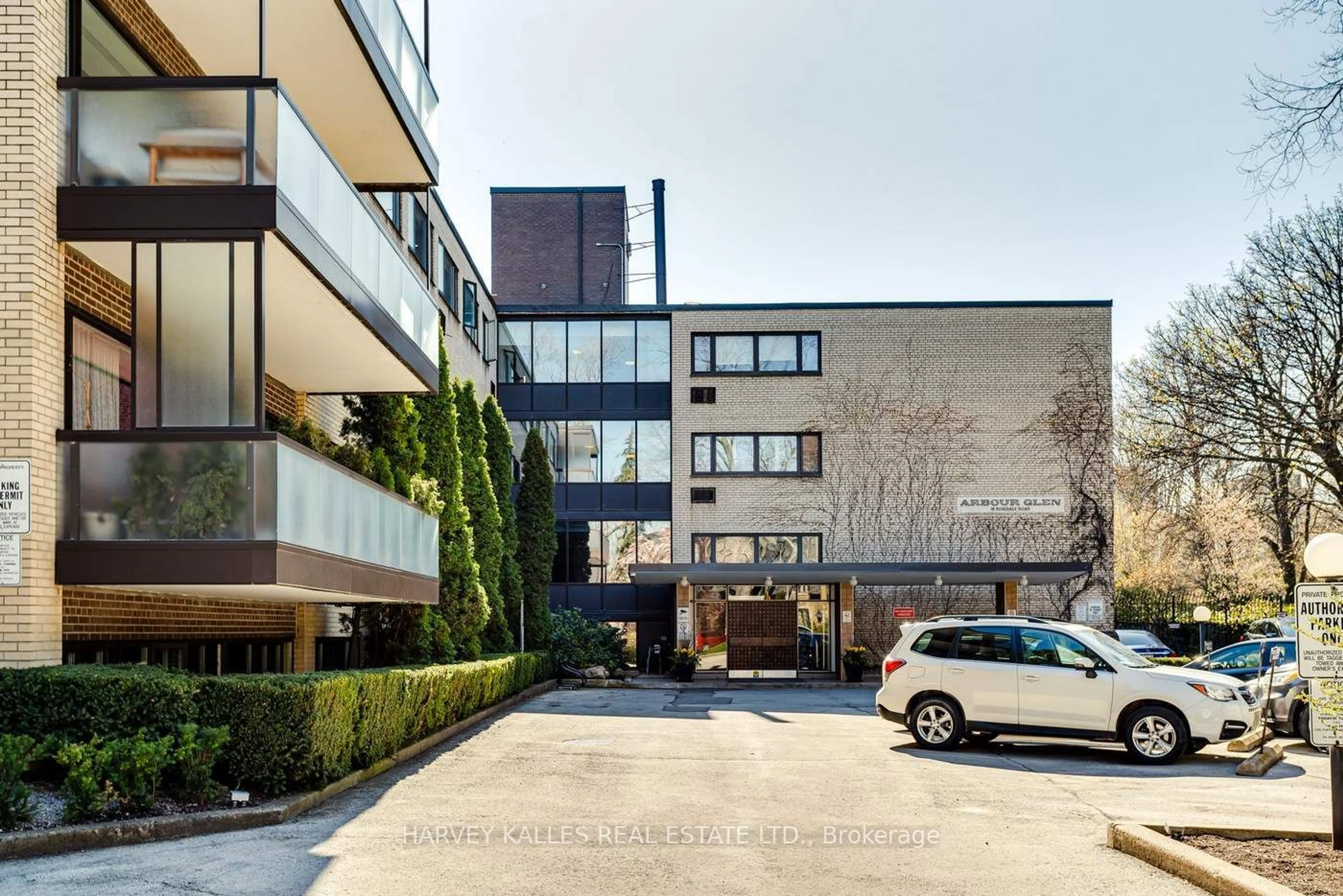 A pic from exterior of the house or condo for 16 Rosedale Rd #717, Toronto Ontario M4W 2P4
