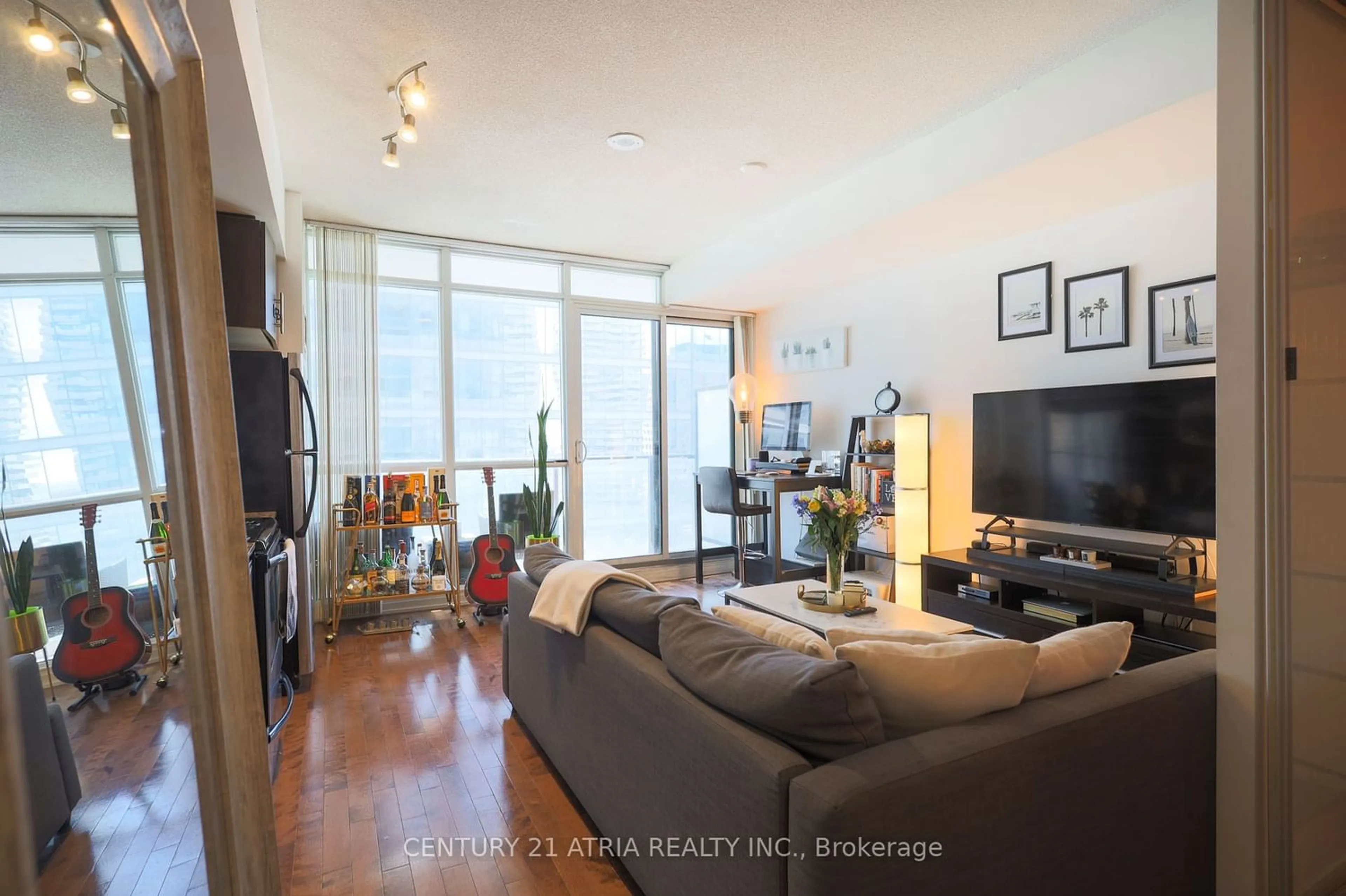 Living room for 65 Bremner Blvd #1706, Toronto Ontario M5J 0A7