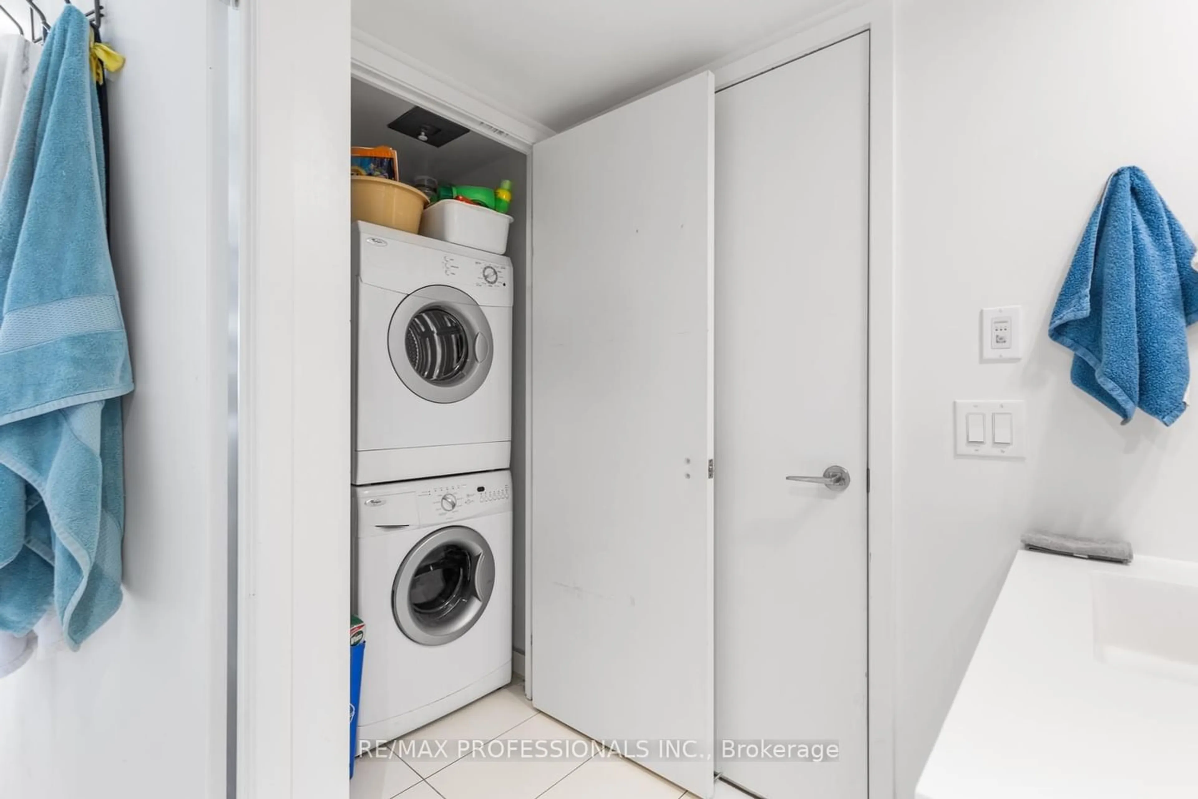Laundry room for 85 Queens Wharf Rd #4211, Toronto Ontario M5V 0J9