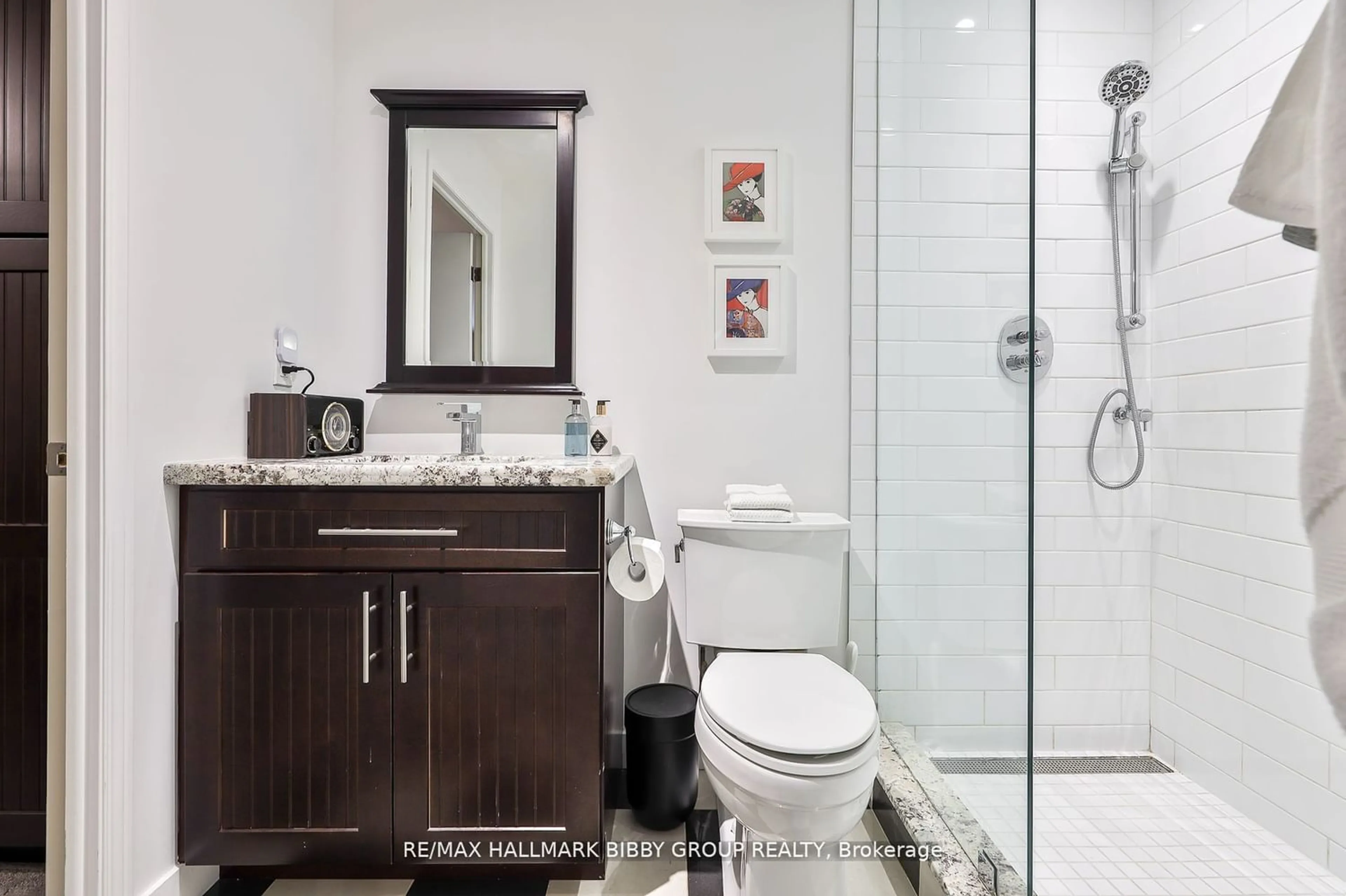 Standard bathroom for 500 Richmond St #315, Toronto Ontario M5V 3N4