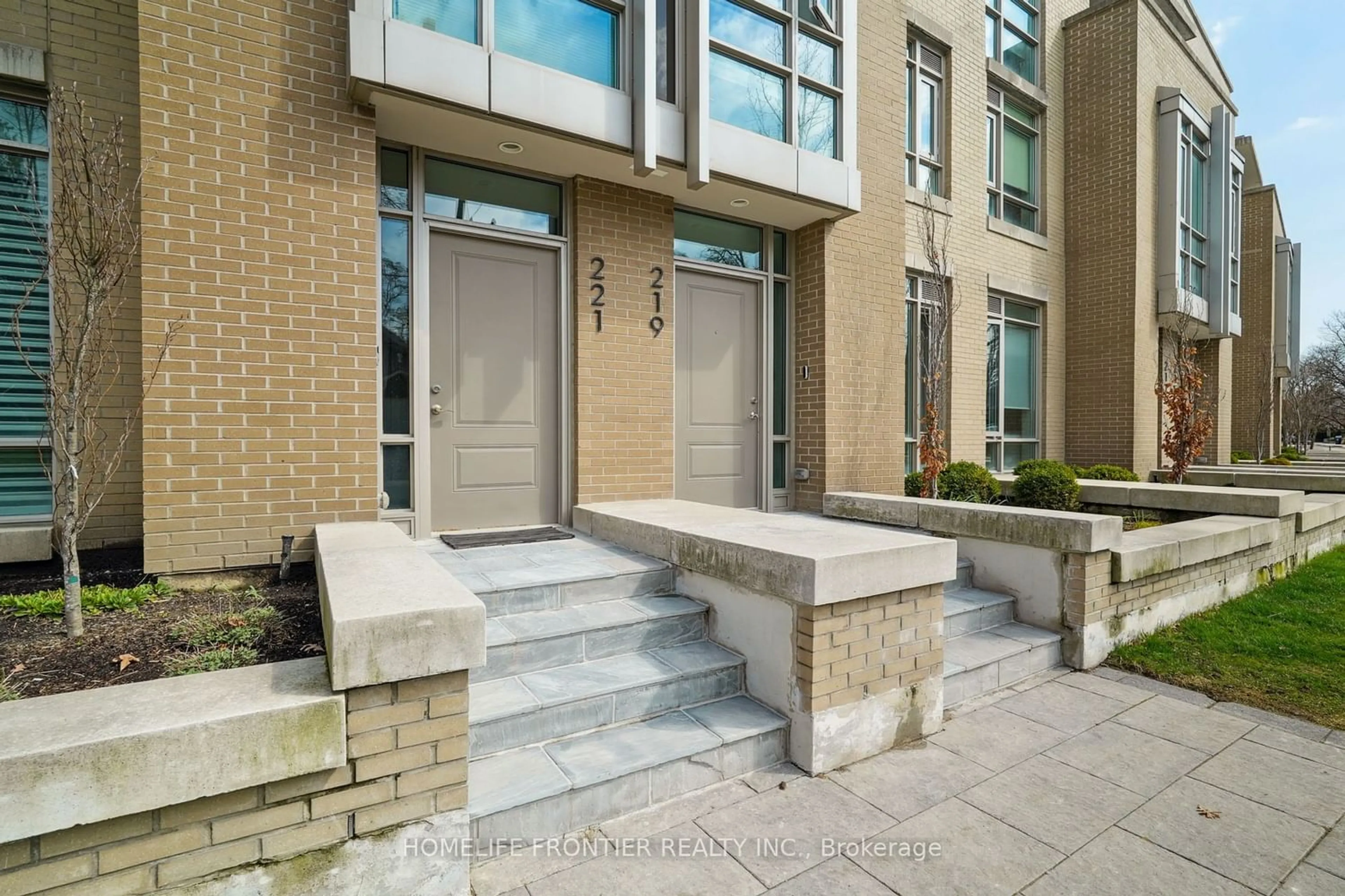A pic from exterior of the house or condo for 221 Duplex Ave, Toronto Ontario M5P 2B1