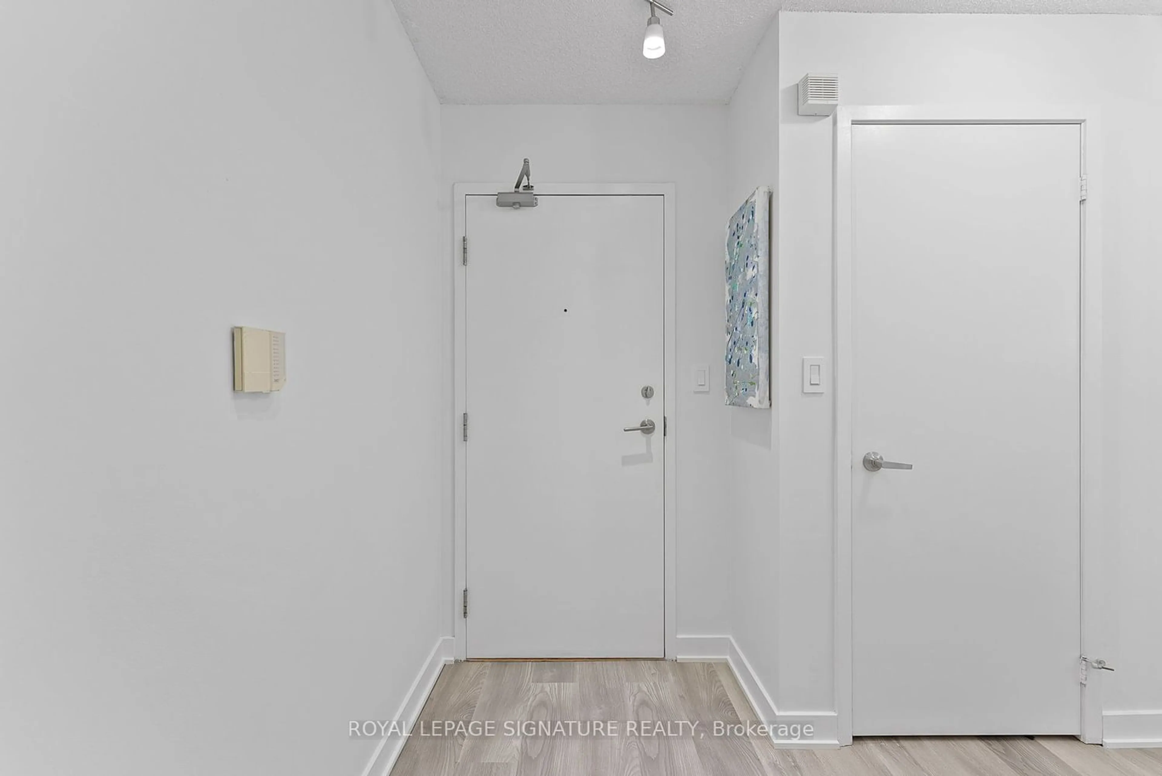 Indoor entryway for 4K Spadina Ave #917, Toronto Ontario M5V 3Y9