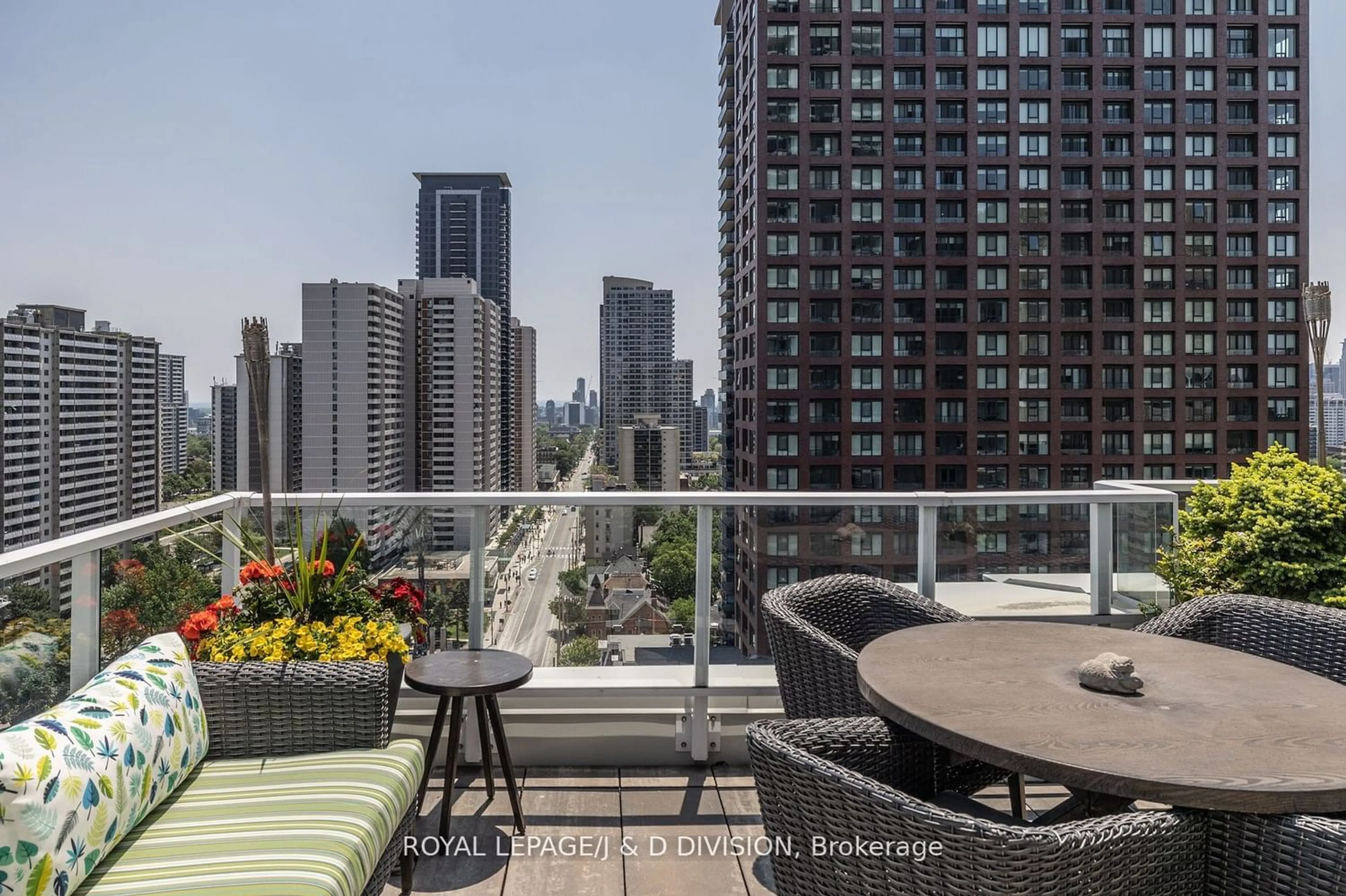 Balcony in the apartment for 409 Bloor St #Ph1, Toronto Ontario M4W 1H7