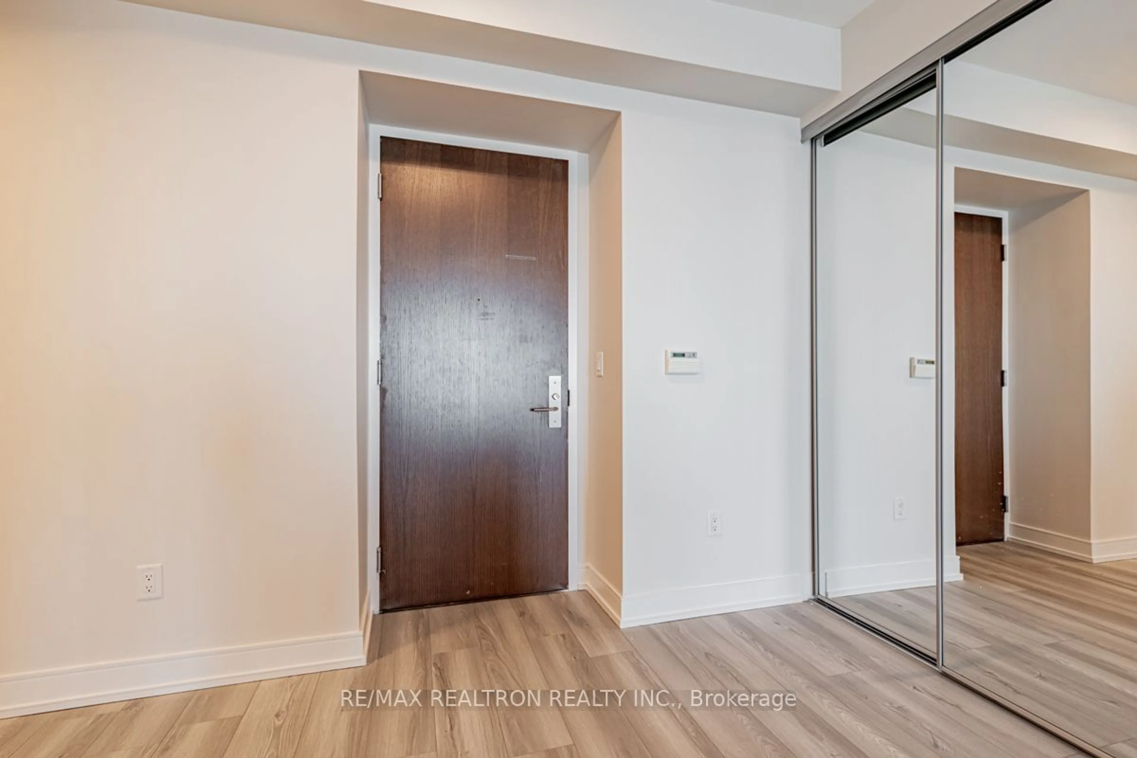Indoor entryway for 388 Yonge St #6404, Toronto Ontario M5B 0A4