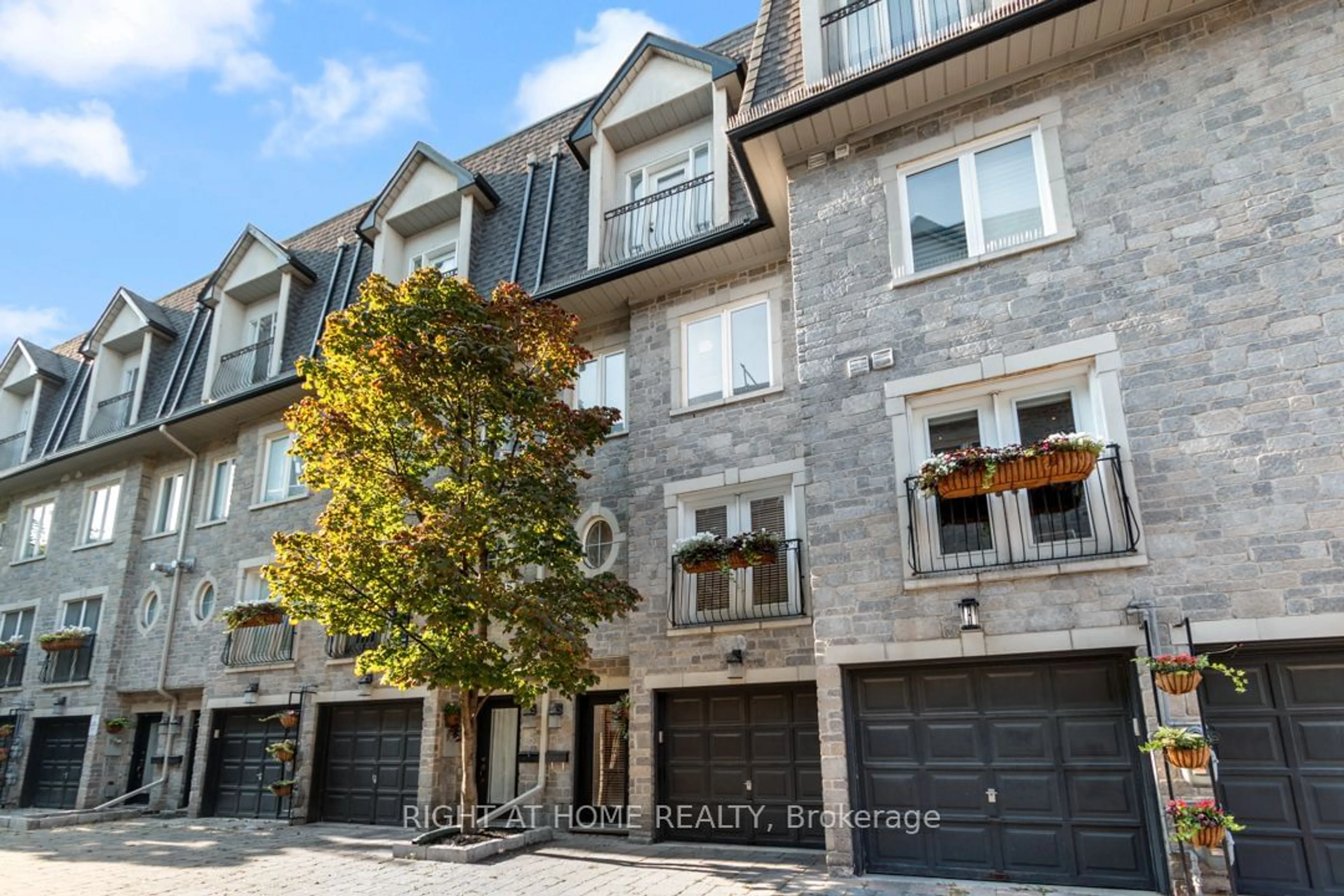 A pic from exterior of the house or condo for 6 Annex Lane, Toronto Ontario M5R 3V2