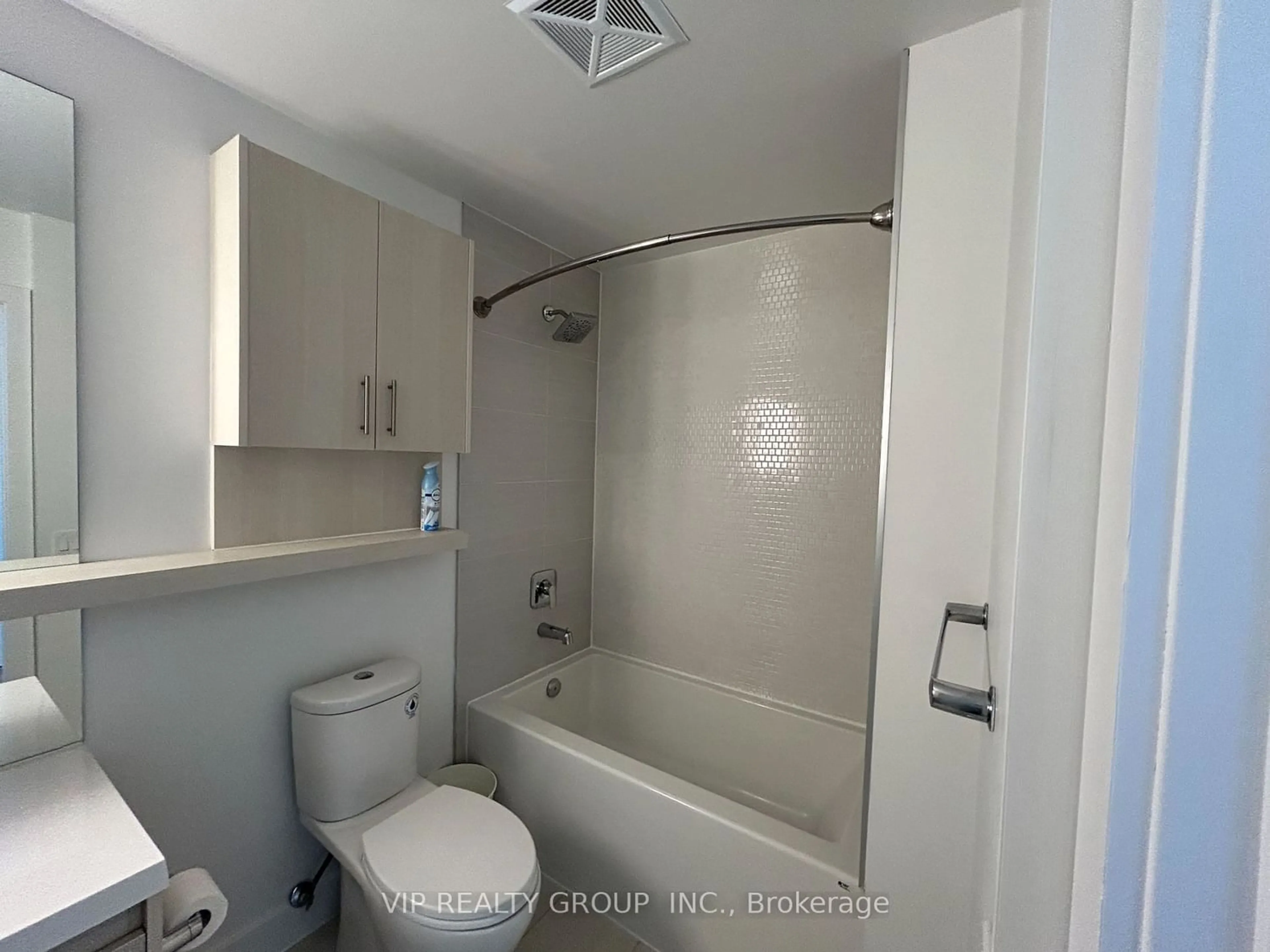 Standard bathroom for 150 Fairview Mall Dr #901, Toronto Ontario M2J 4T1