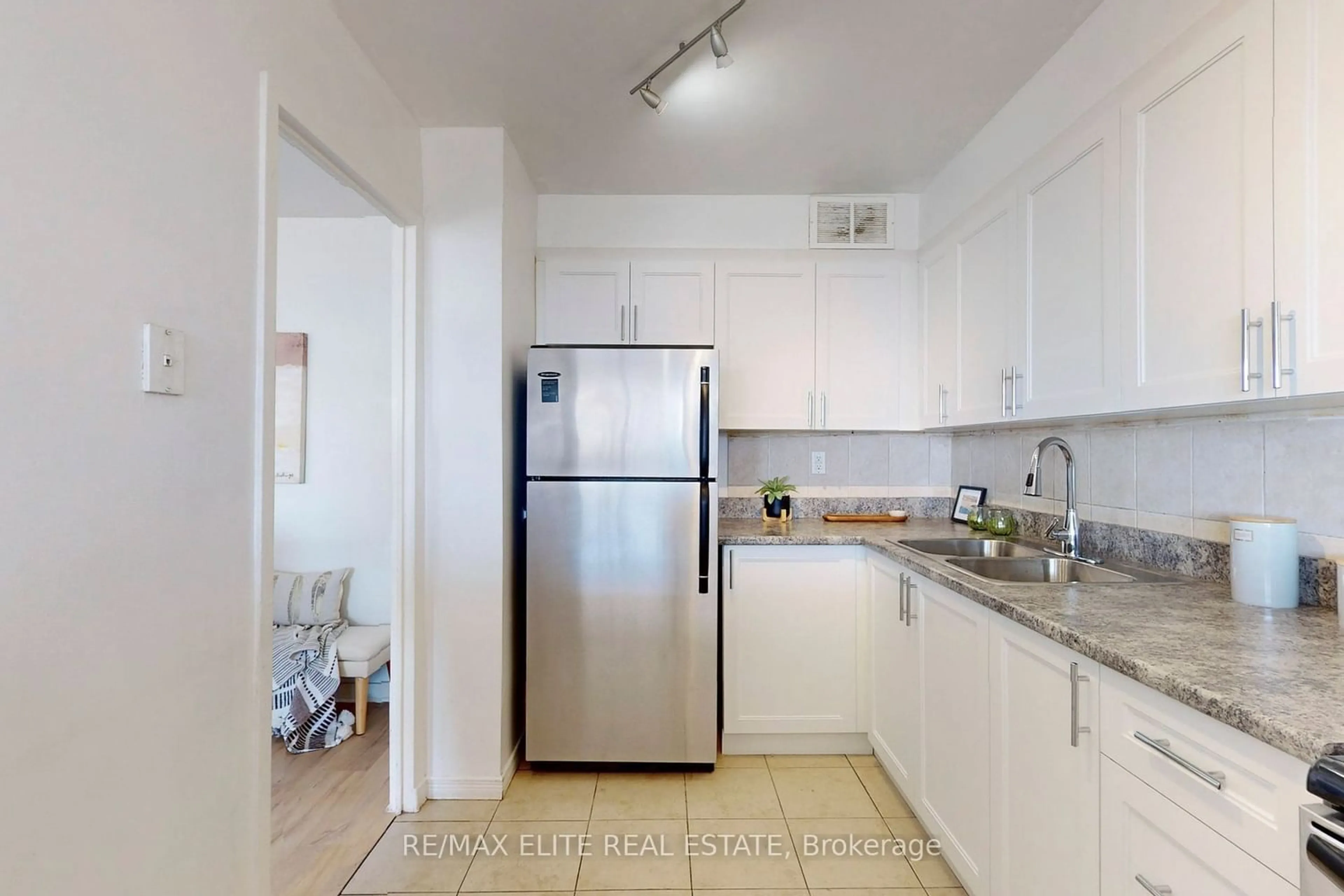 Standard kitchen for 10 Parkway Forest Dr #1505, Toronto Ontario M2J 1L3