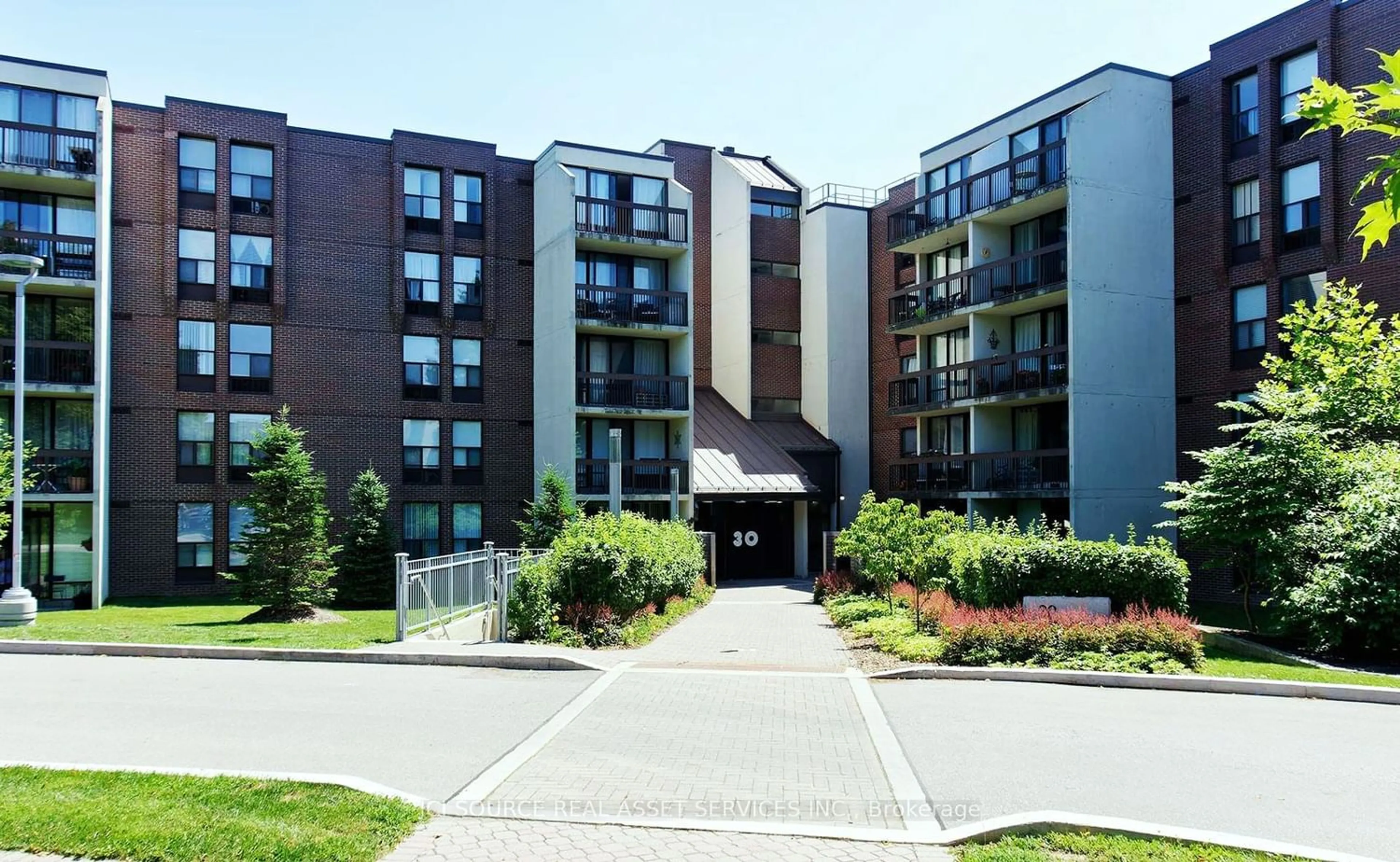 A pic from exterior of the house or condo for 30 Fashion Roseway #116, Toronto Ontario M2N 6B4