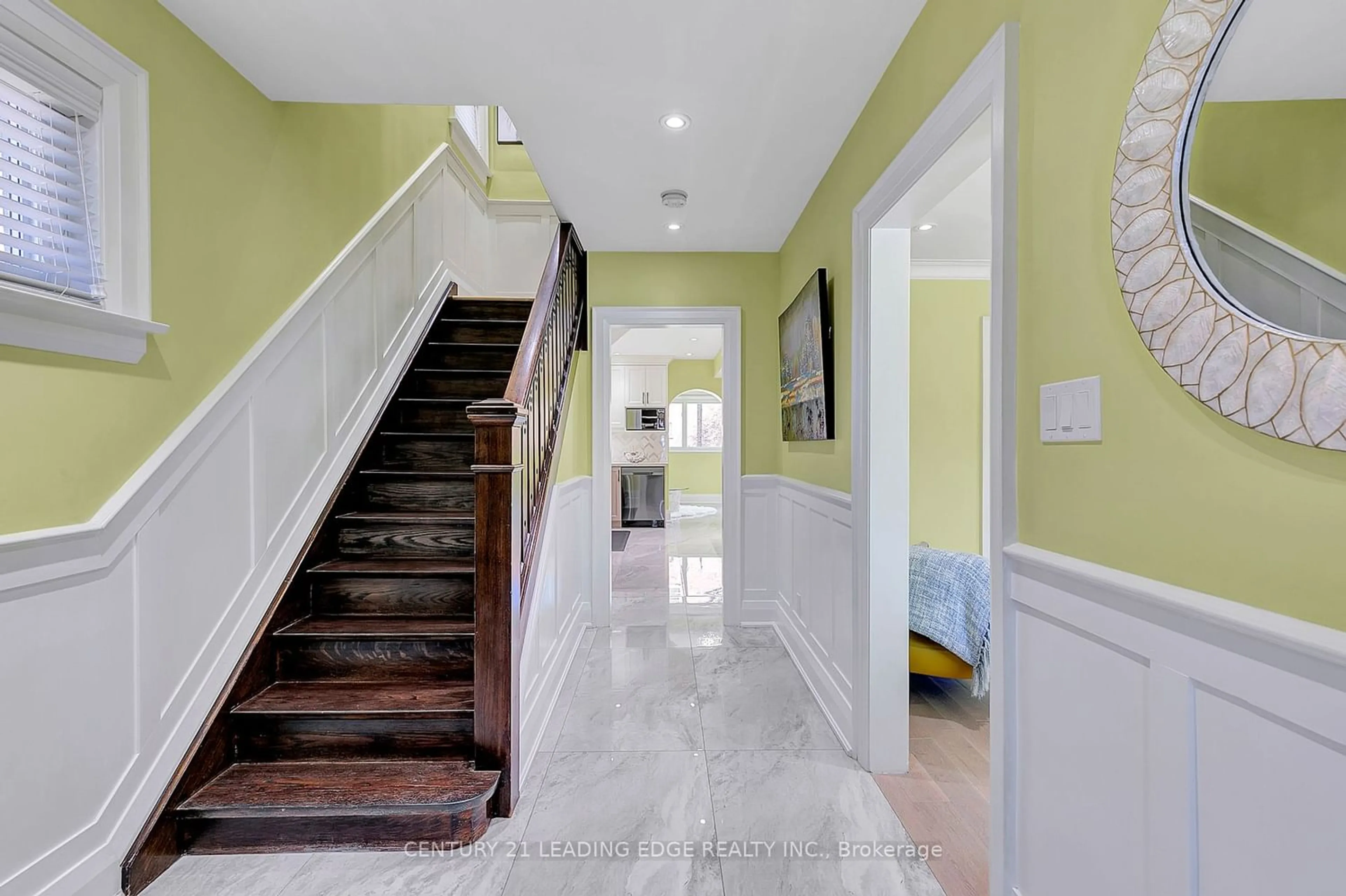 Indoor entryway for 122 Lawrence Ave, Toronto Ontario M4N 1S8