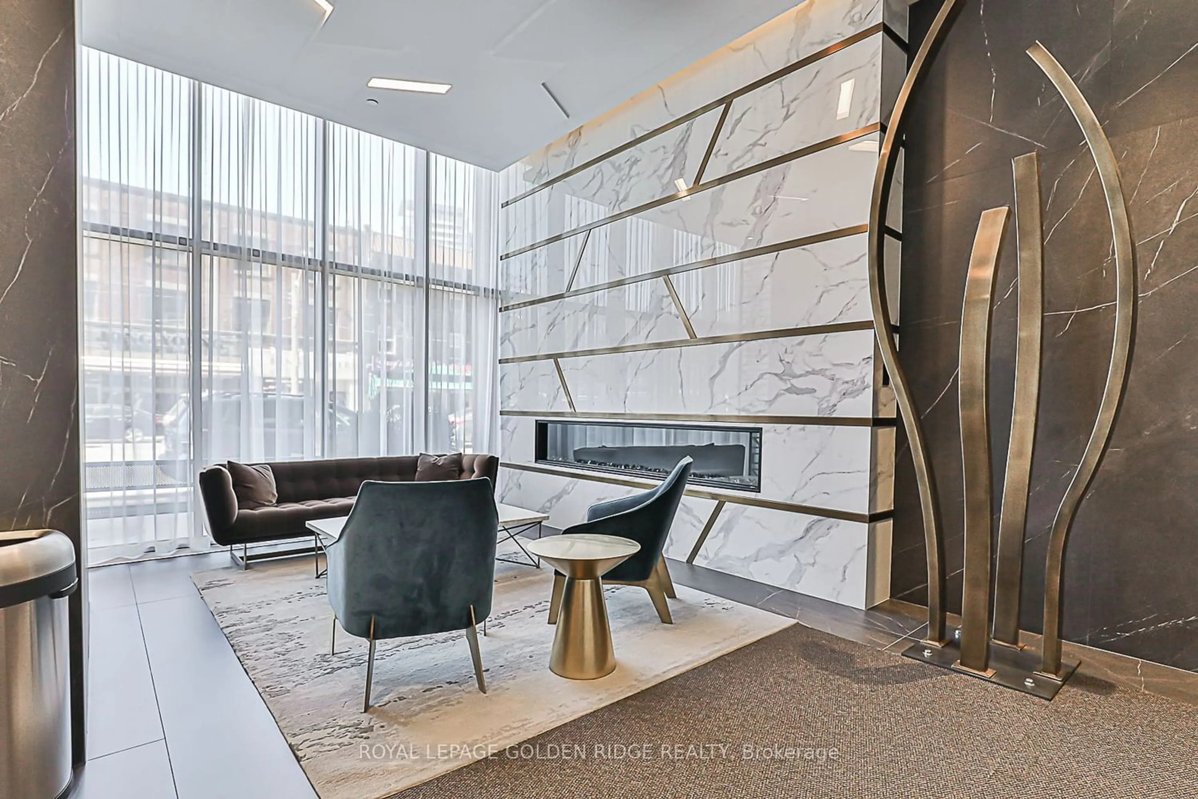 Indoor lobby for 151 Avenue Rd #407, Toronto Ontario M5R 2H7