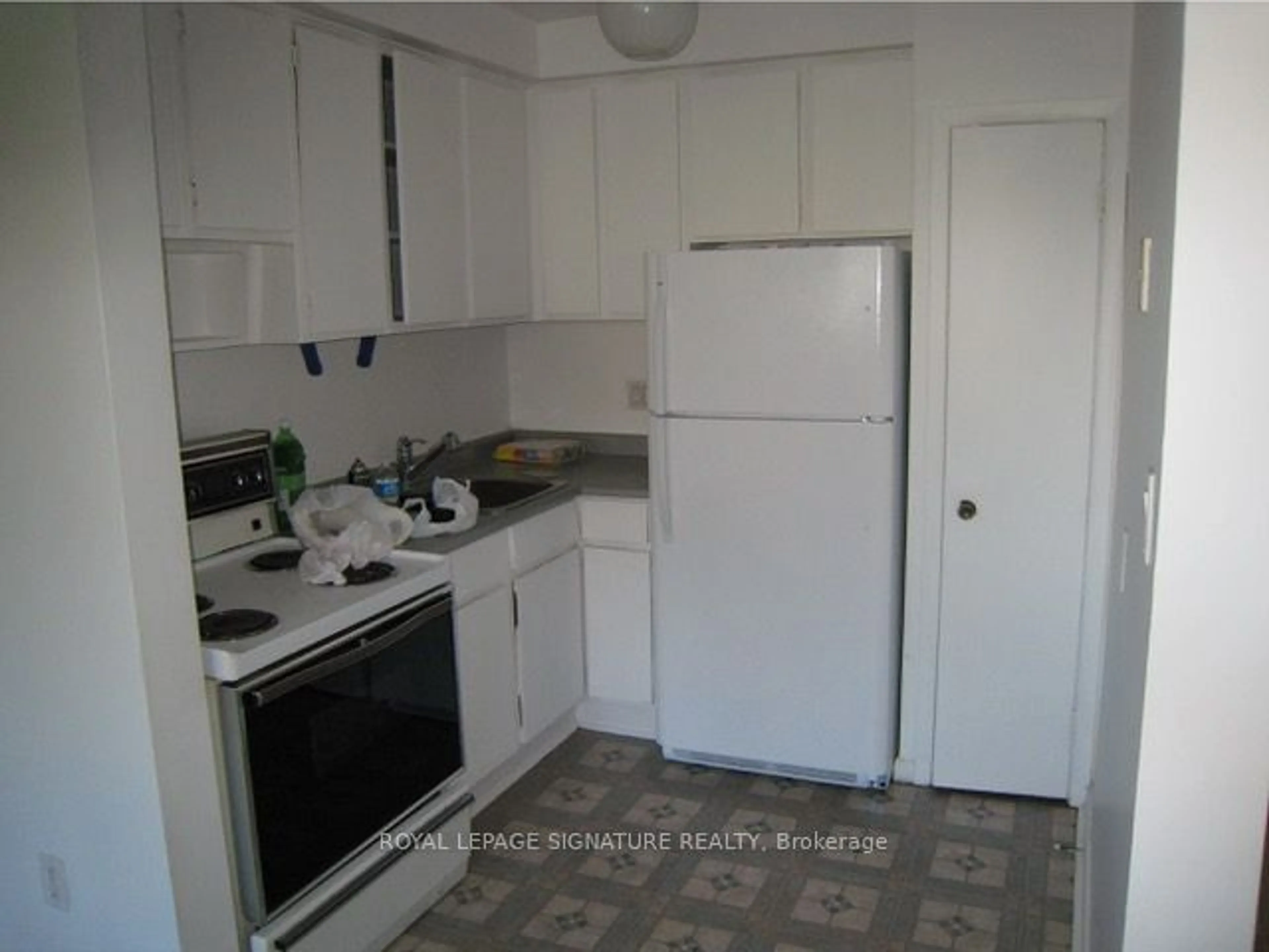 Standard kitchen, unknown floor, cottage for 21 Charlemagne Dr, Toronto Ontario M2N 4H7