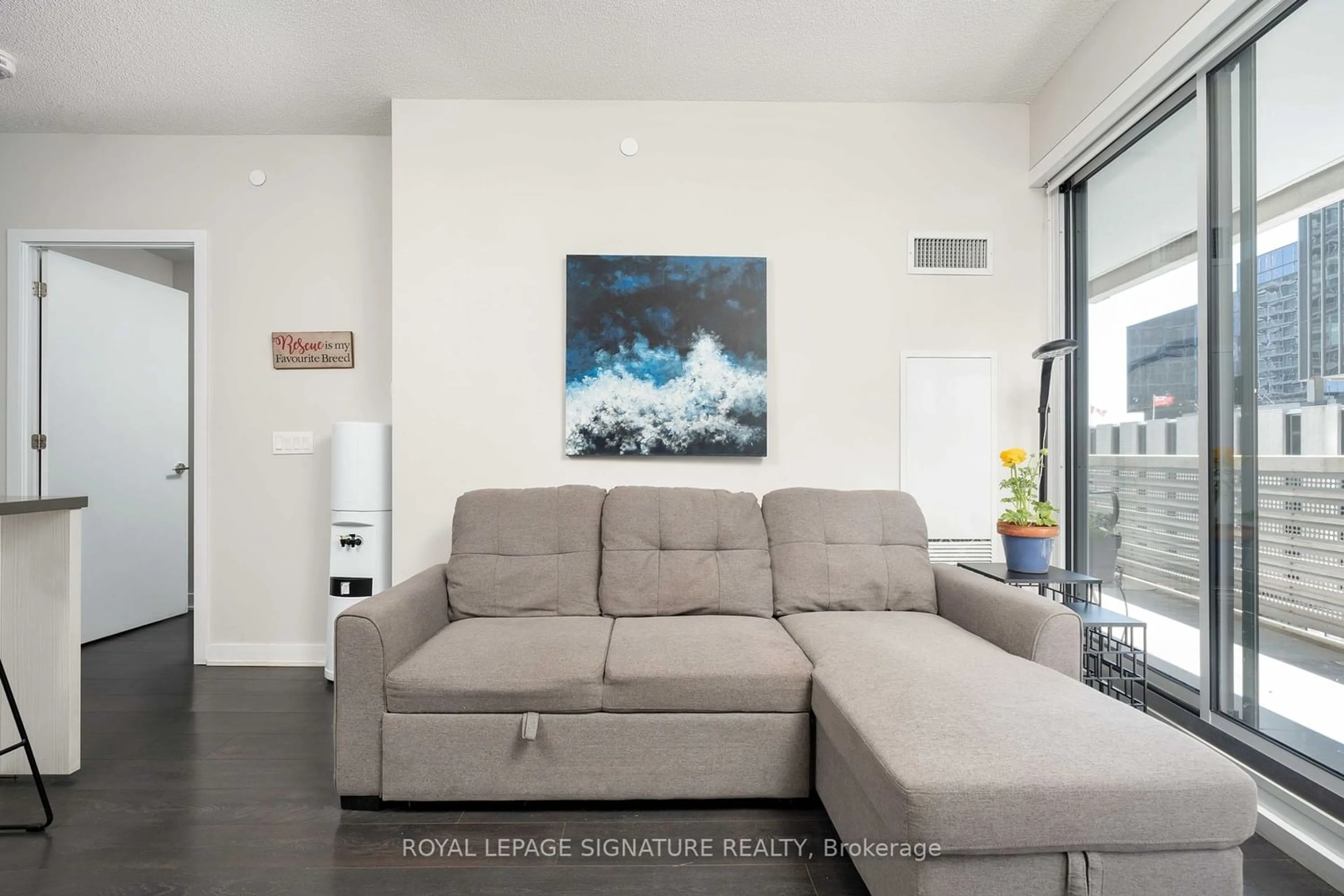 Living room for 2221 Yonge St #312, Toronto Ontario M4S 0B8