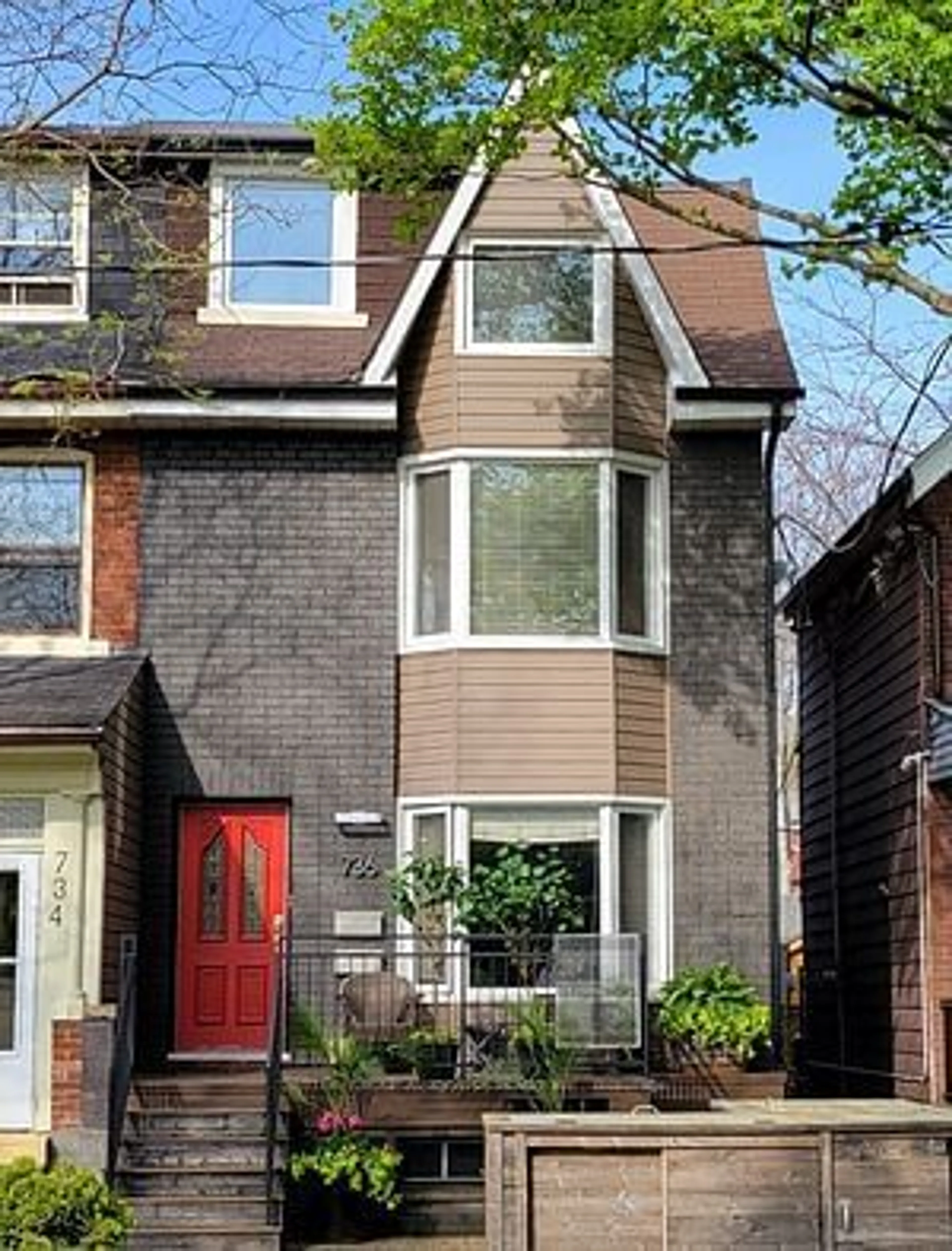 Home with brick exterior material for 736 Crawford St, Toronto Ontario M6G 3K3