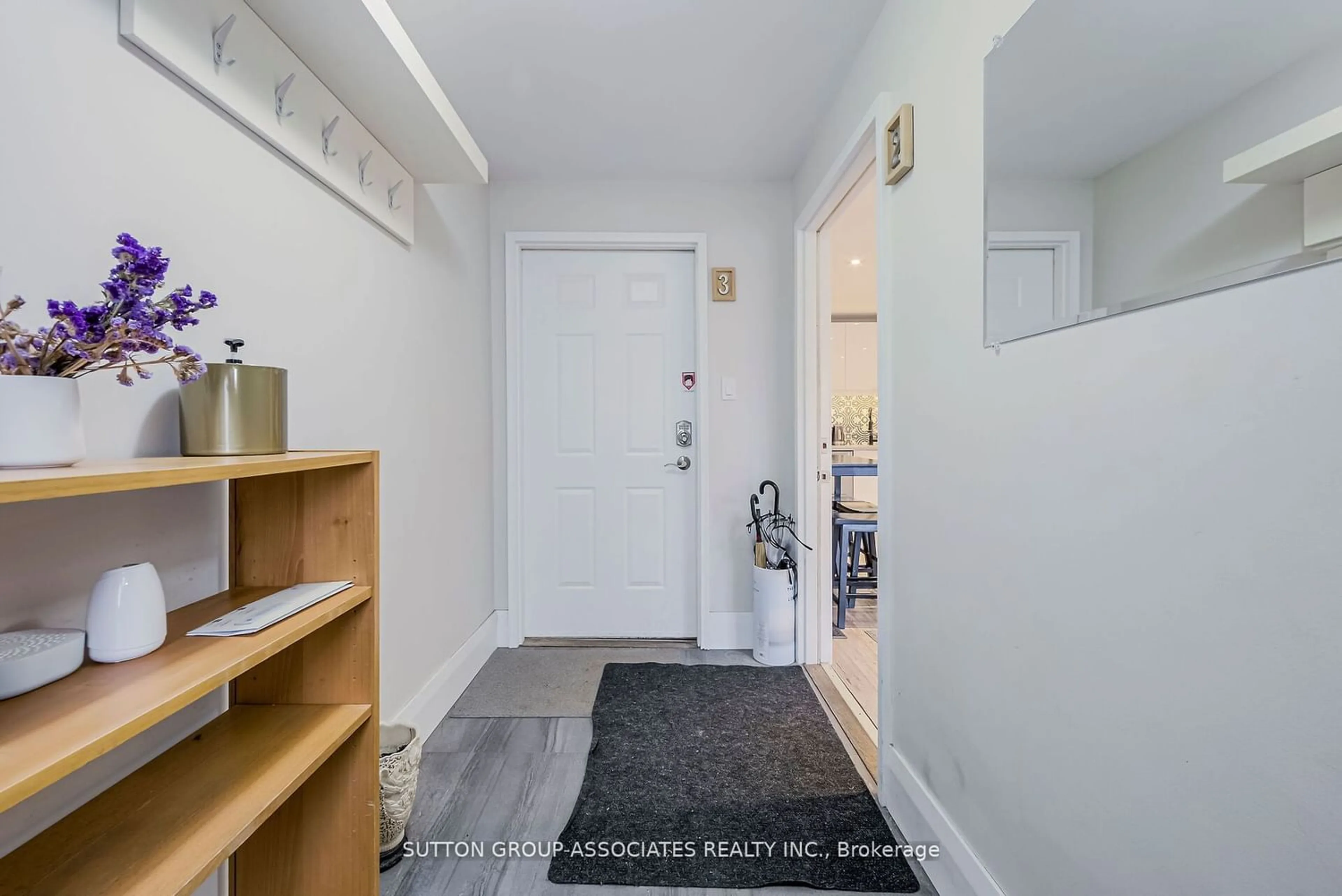 Indoor entryway for 736 Crawford St, Toronto Ontario M6G 3K3
