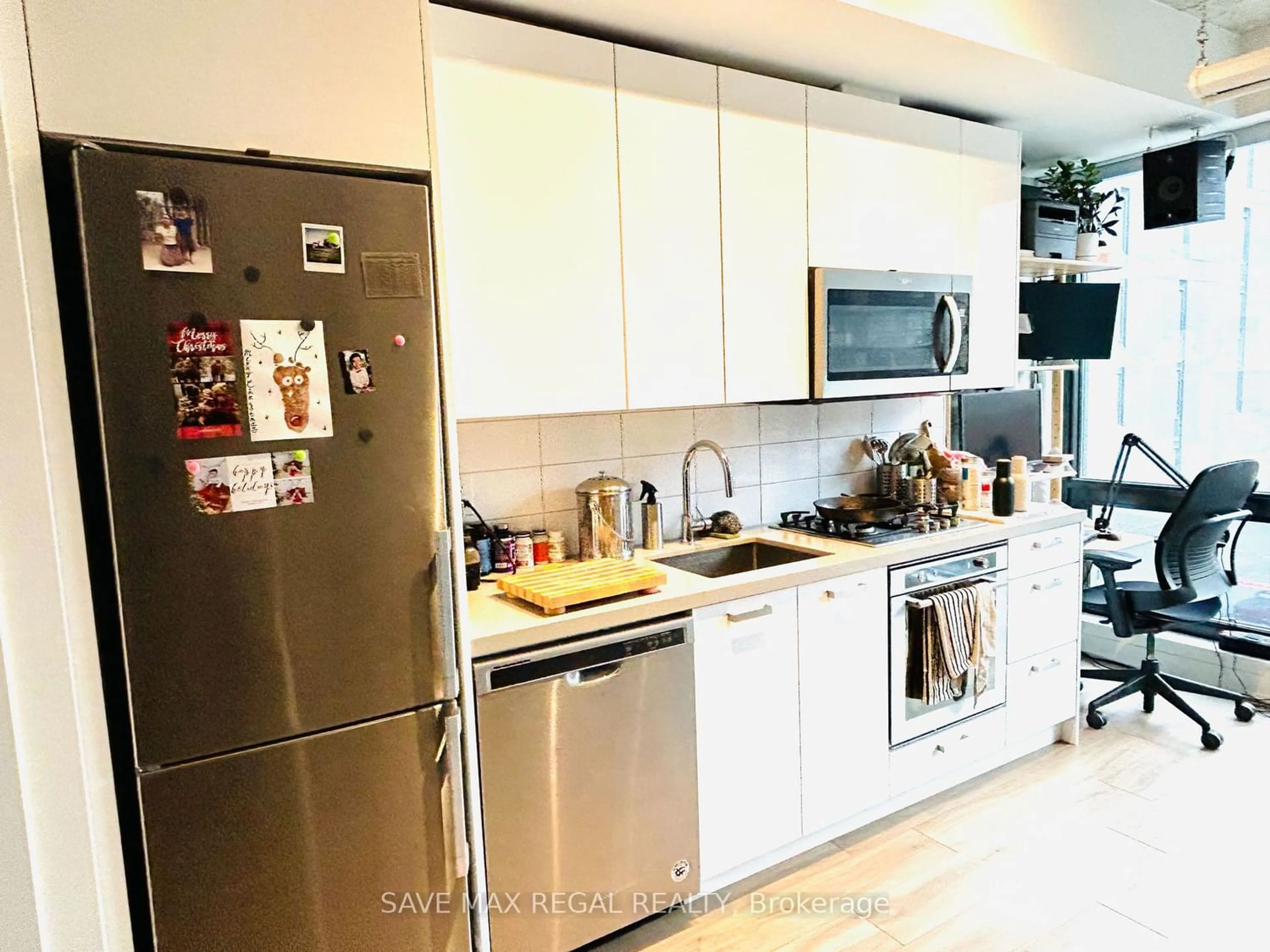 Standard kitchen for 458 Richmond St #306, Toronto Ontario M5V 0S9