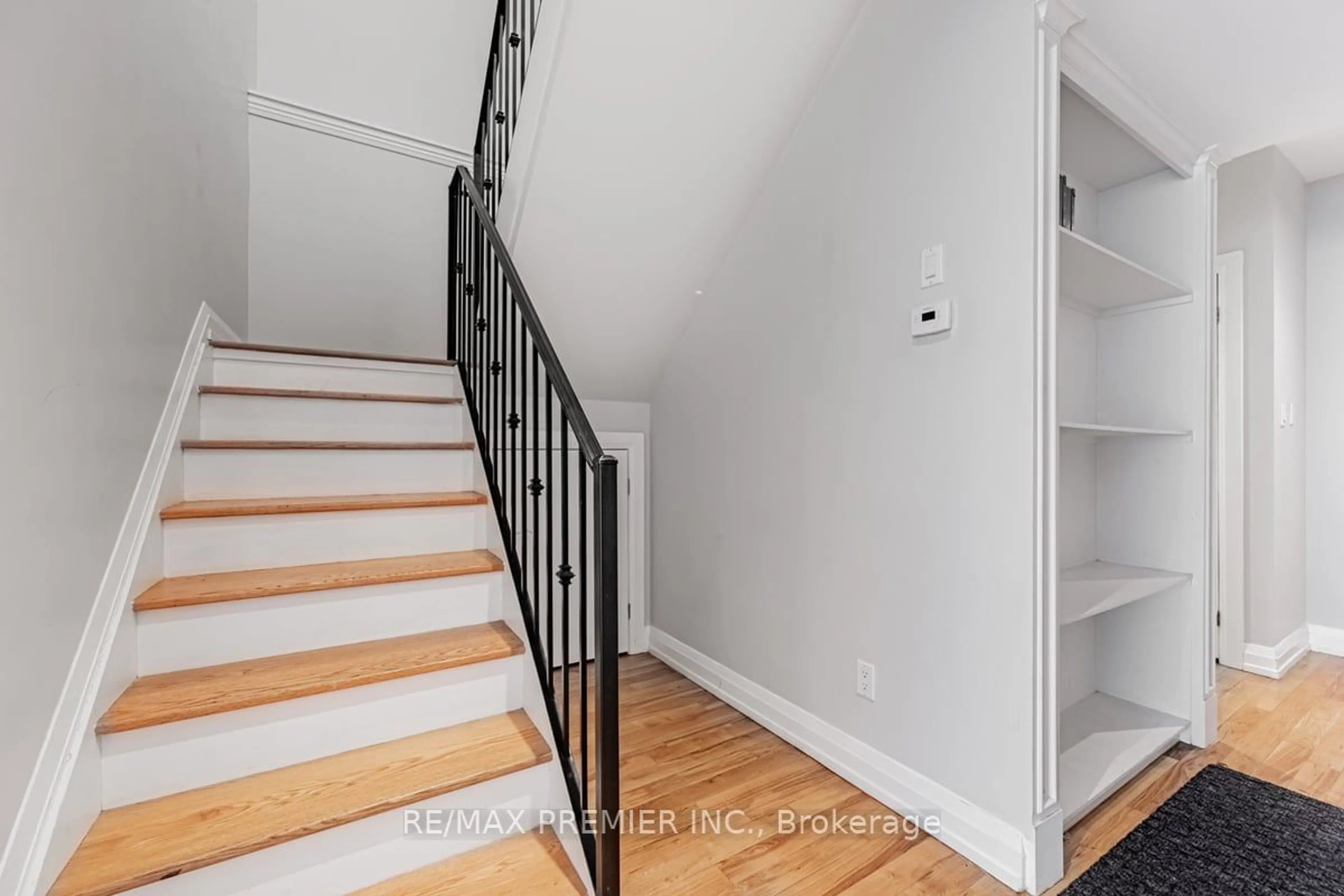 Stairs for 473 Dupont St #2, Toronto Ontario M6G 1Y6