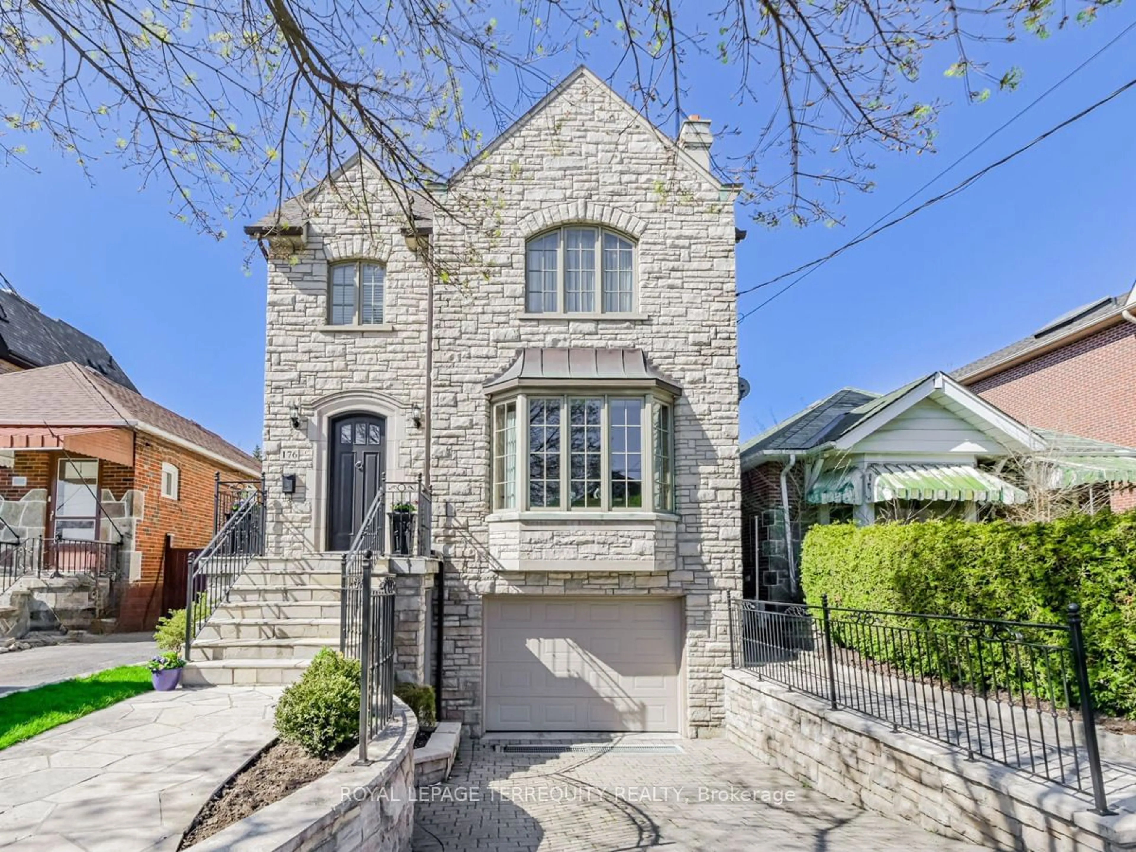 Frontside or backside of a home for 176 Joicey Blvd, Toronto Ontario M2M 2V2