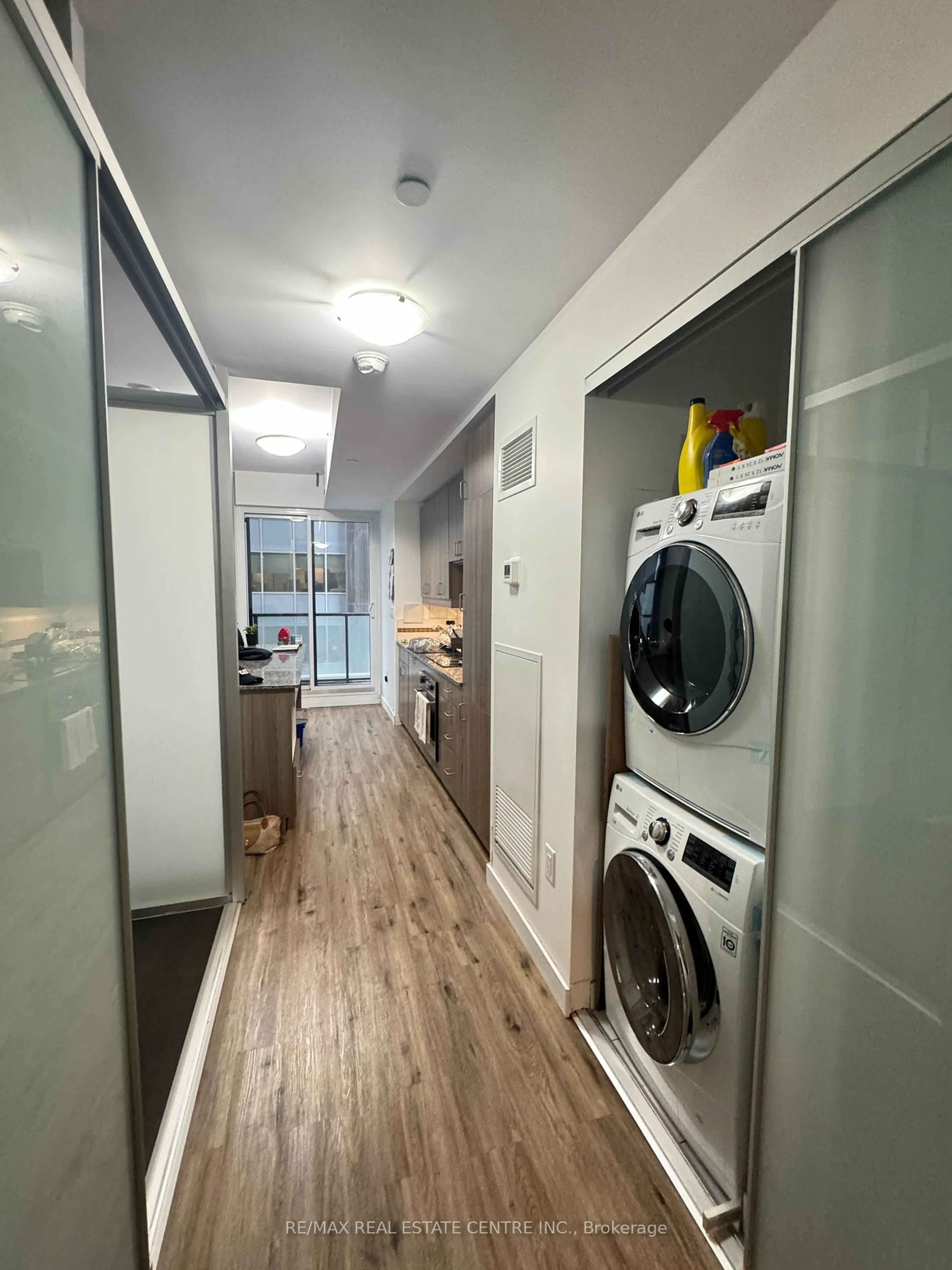 Laundry room for 426 University Ave #805, Toronto Ontario M5G 1S9