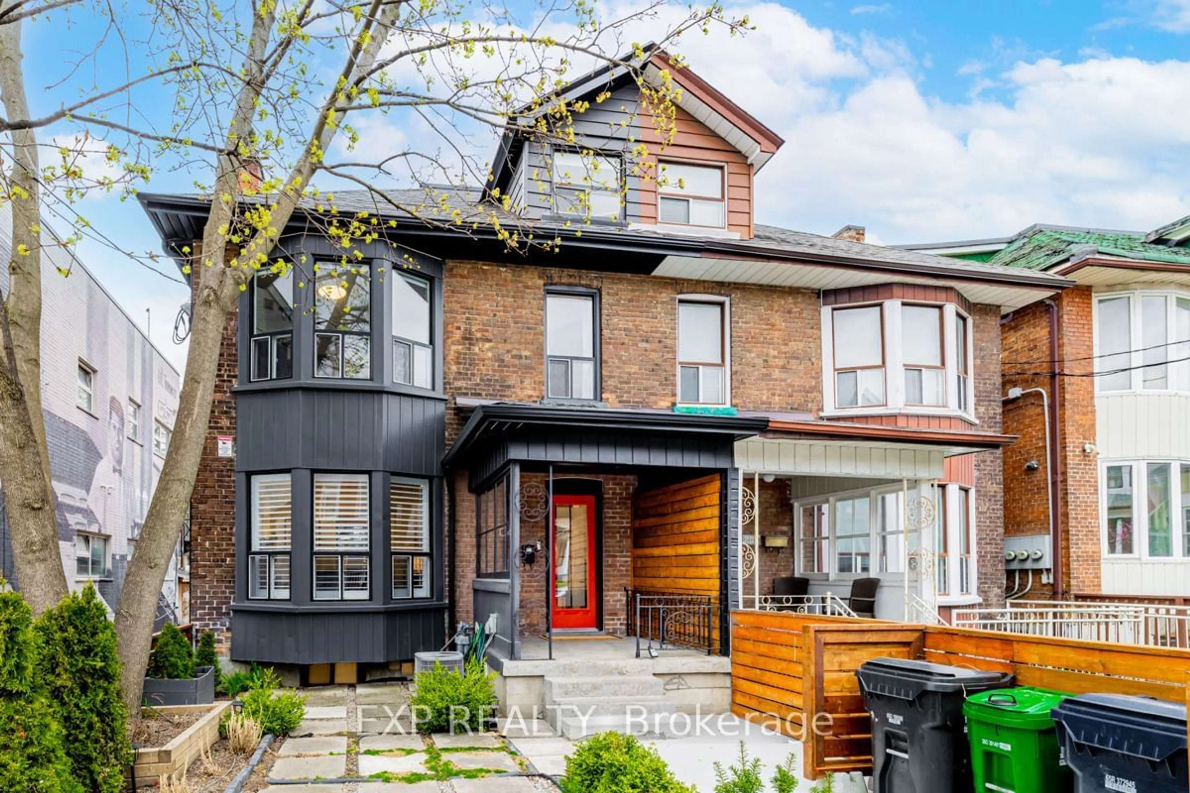 Home with brick exterior material for 204 Montrose Ave, Toronto Ontario M6G 3G7