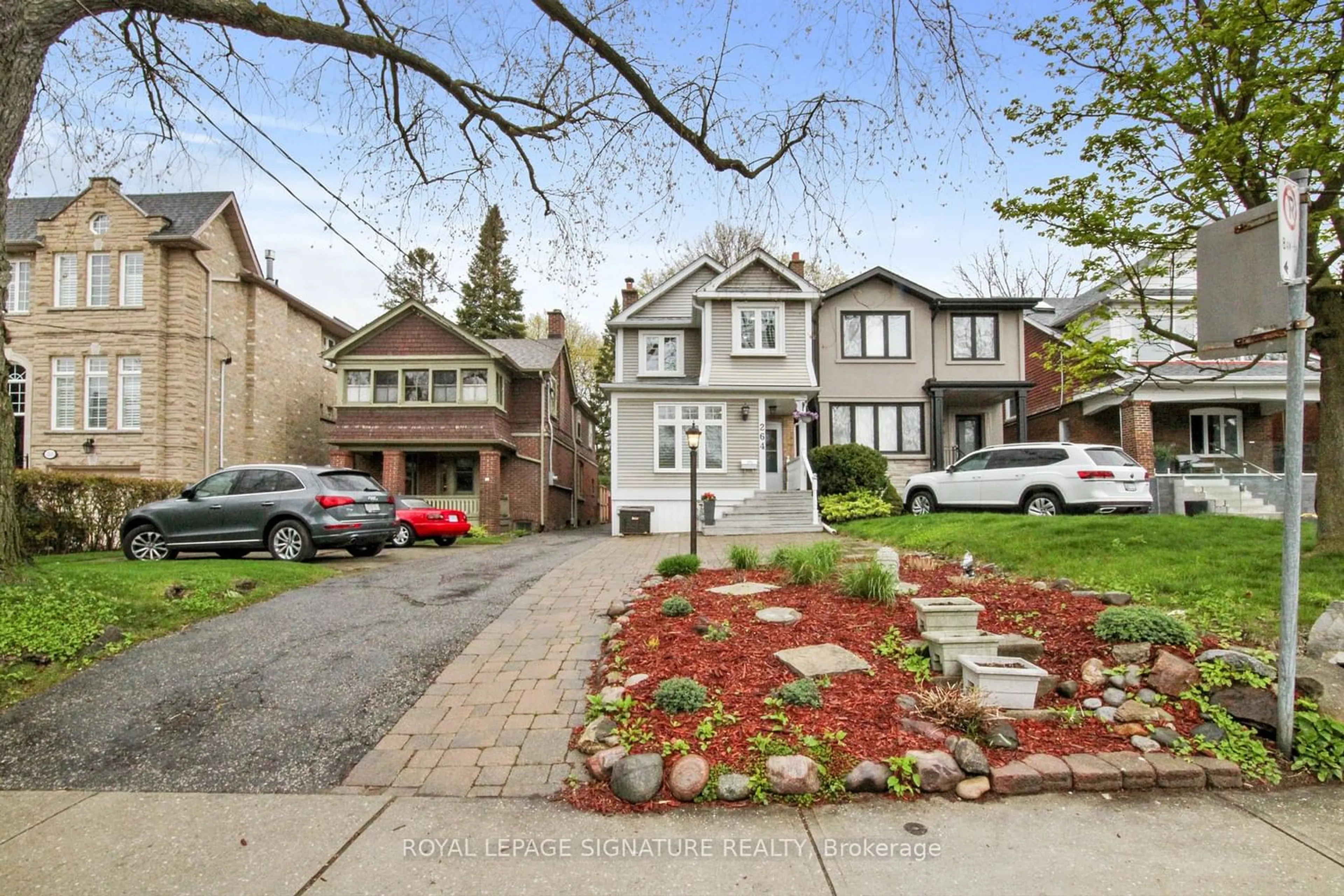 A pic from exterior of the house or condo for 264 Erskine Ave, Toronto Ontario M4P 1Z4