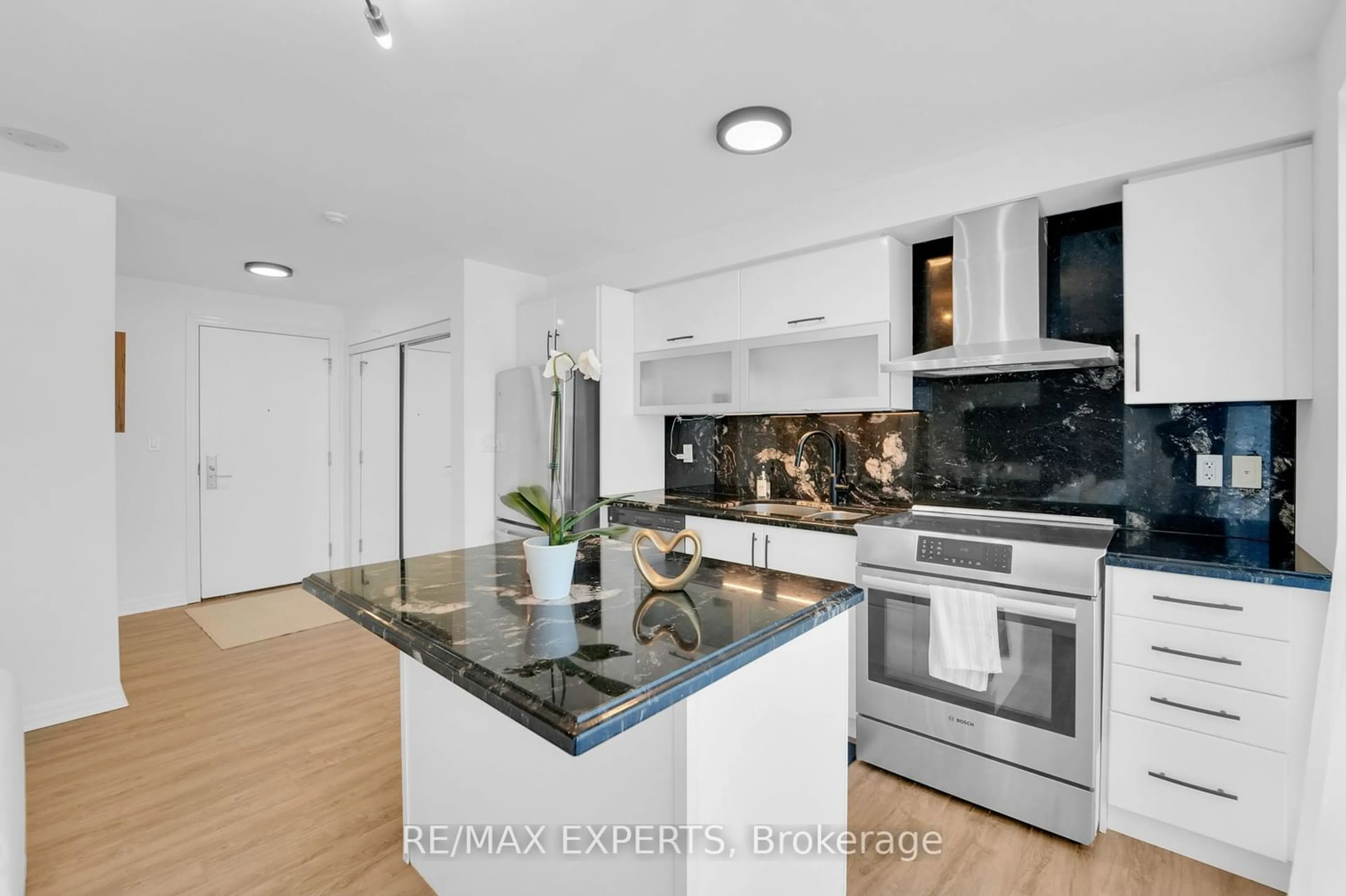 Contemporary kitchen for 2015 Sheppard Ave #207, Toronto Ontario M2J 0B3