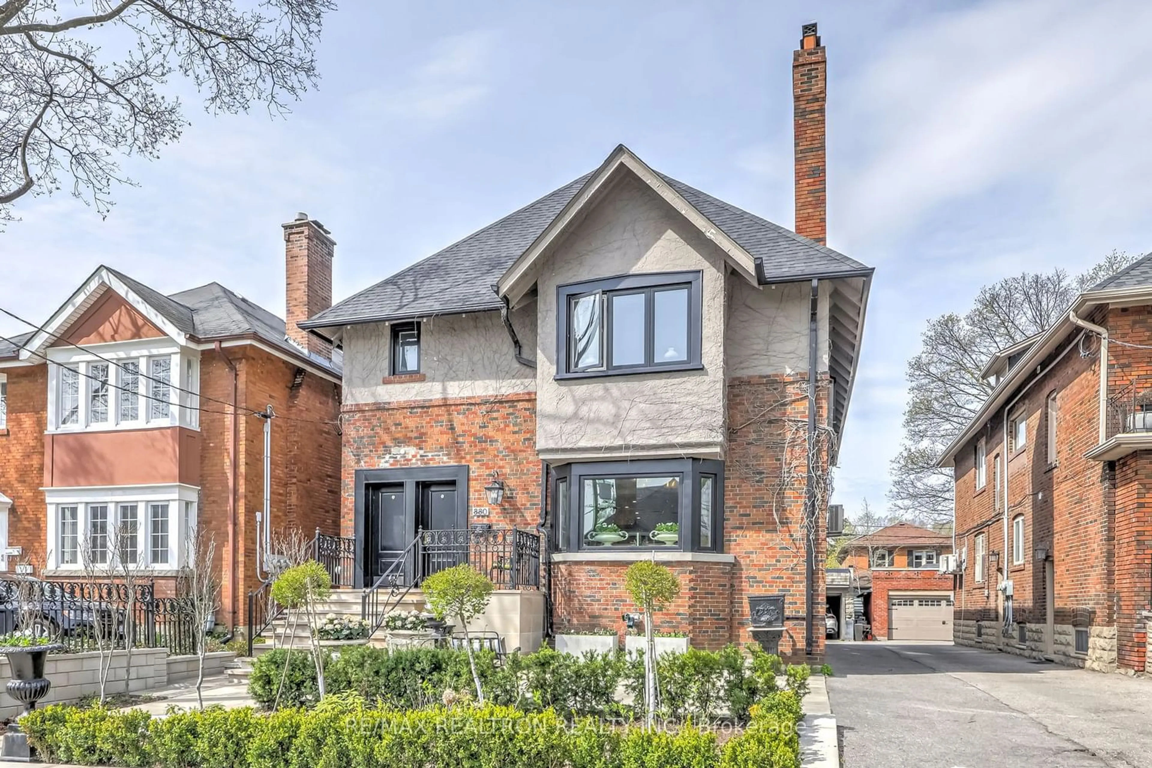 Home with brick exterior material for 880 Avenue Rd, Toronto Ontario M5P 2K6