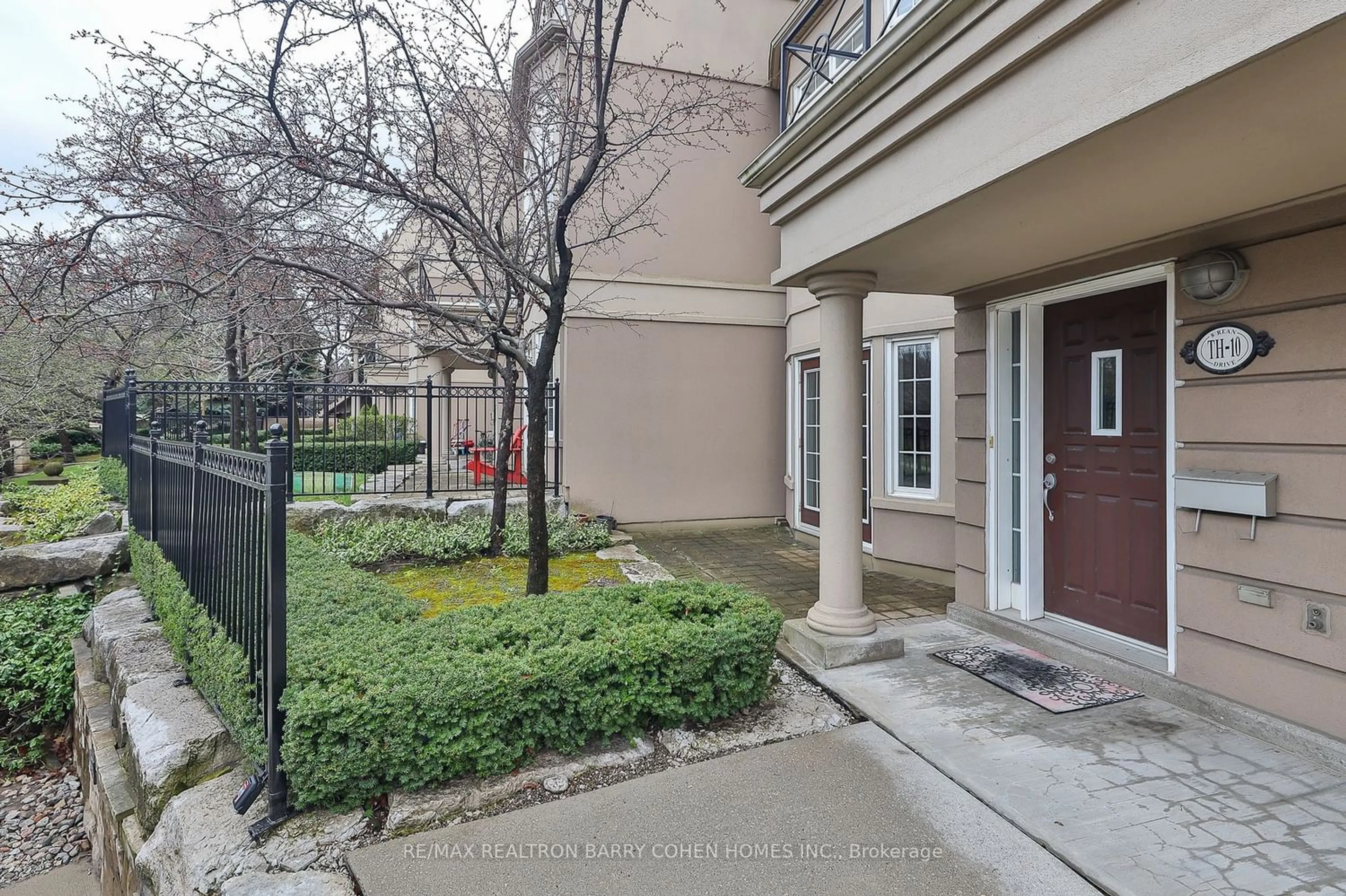 A pic from exterior of the house or condo for 8 Rean Dr #Th 10, Toronto Ontario M2K 3B9