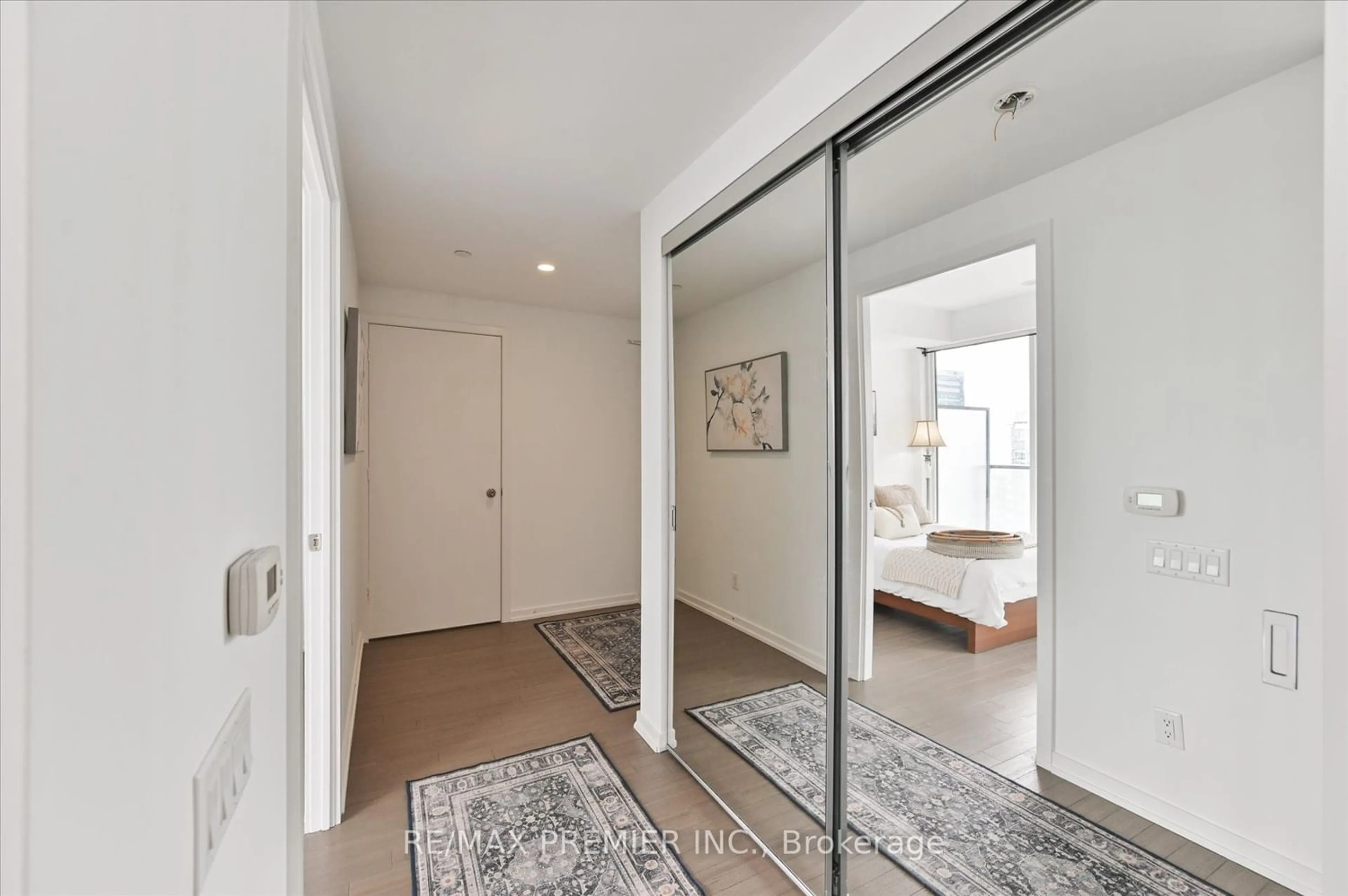 Indoor entryway for 101 Peter St #3308, Toronto Ontario M5V 0G6