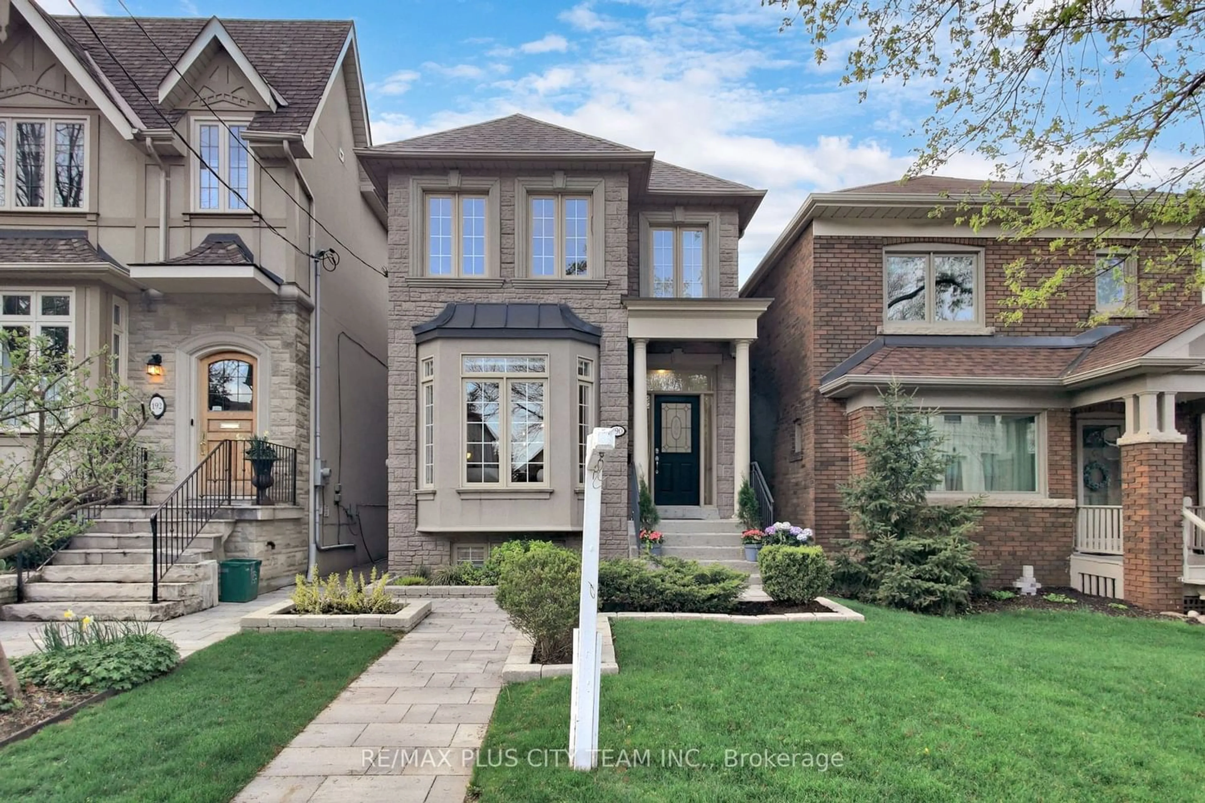 Home with brick exterior material for 190 Douglas Ave, Toronto Ontario M5M 1G6