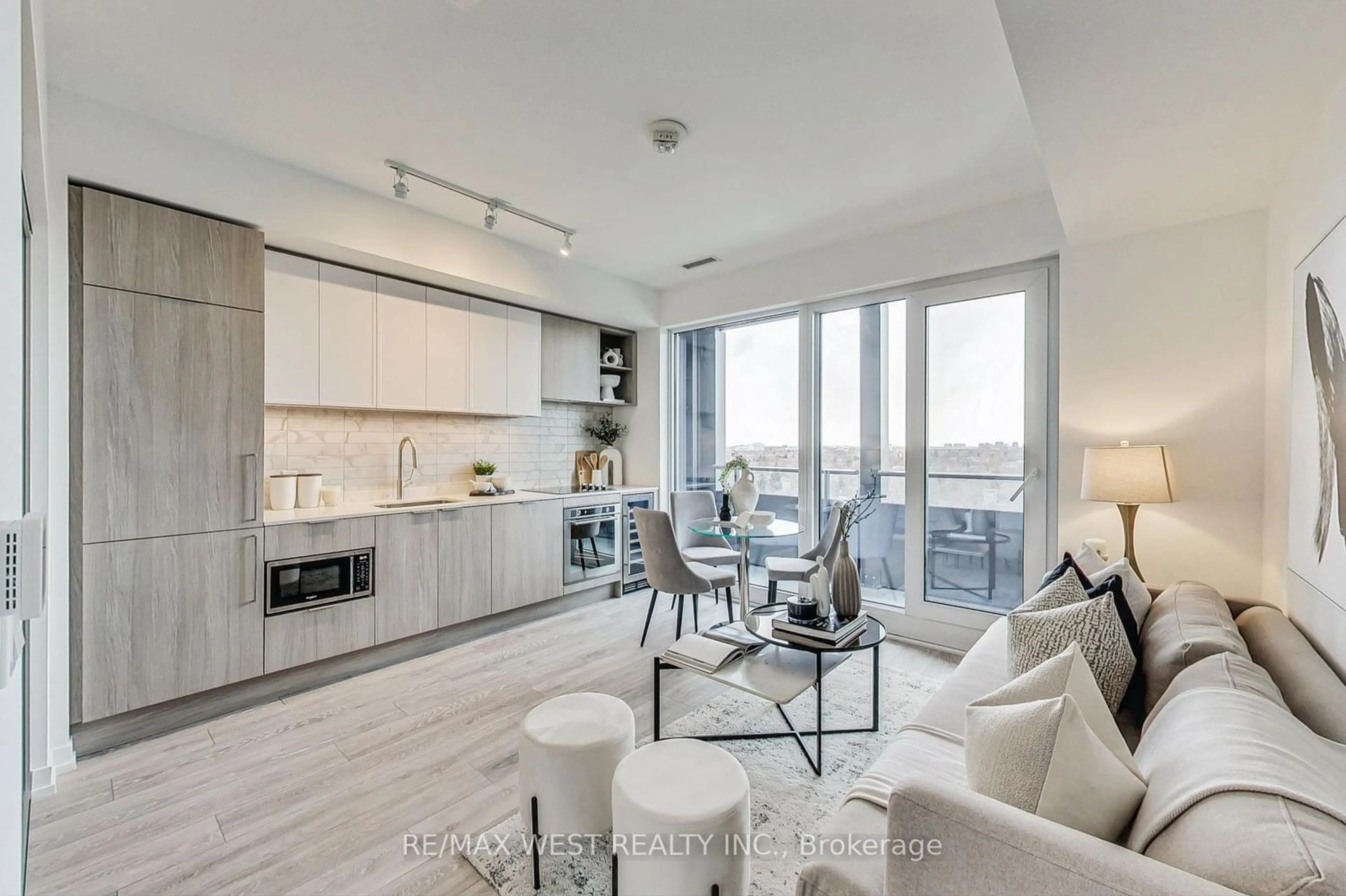 Living room for 2020 Bathurst St #1608, Toronto Ontario M5P 0A6