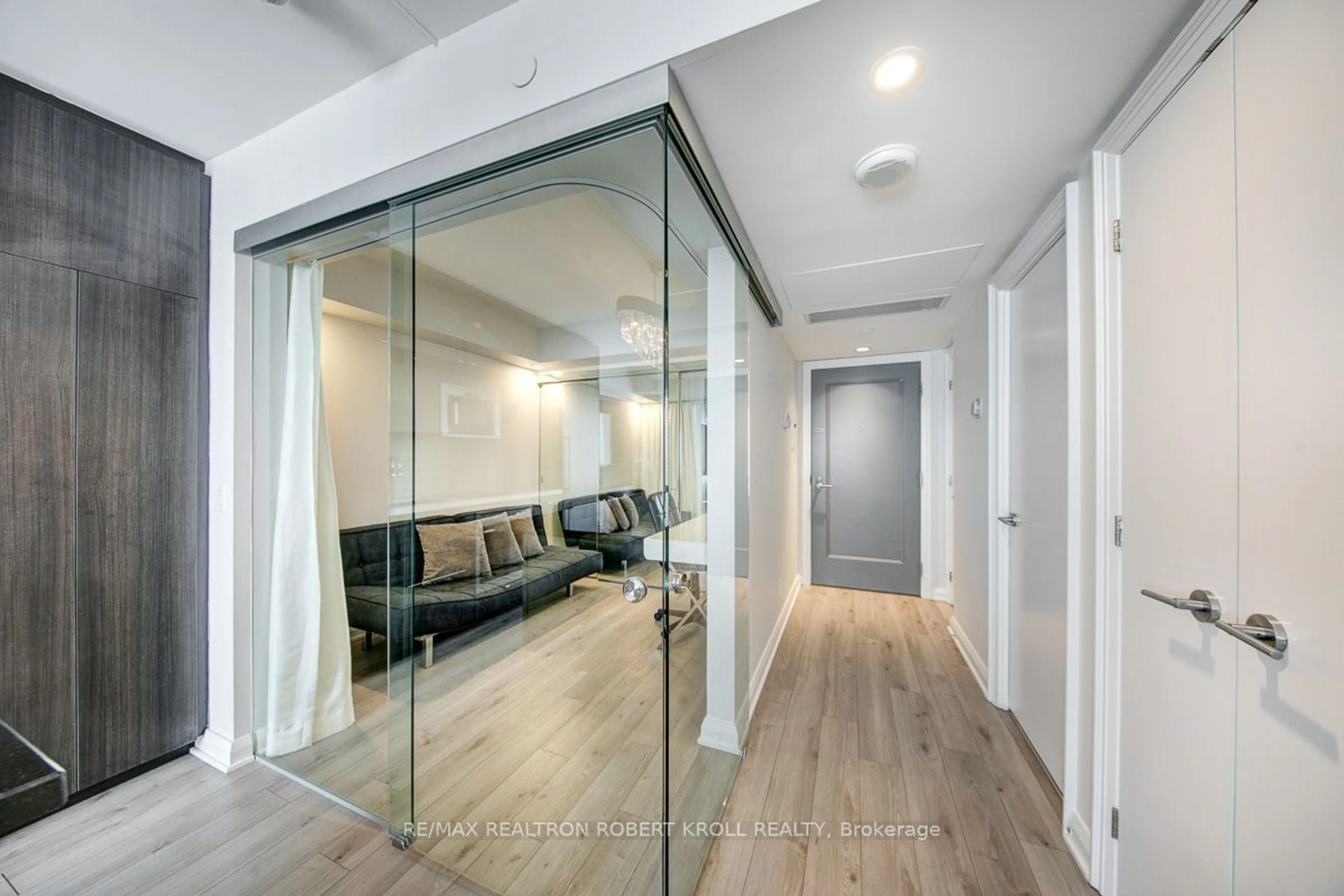 Indoor entryway for 155 Yorkville Ave #2818, Toronto Ontario M5R 0B4