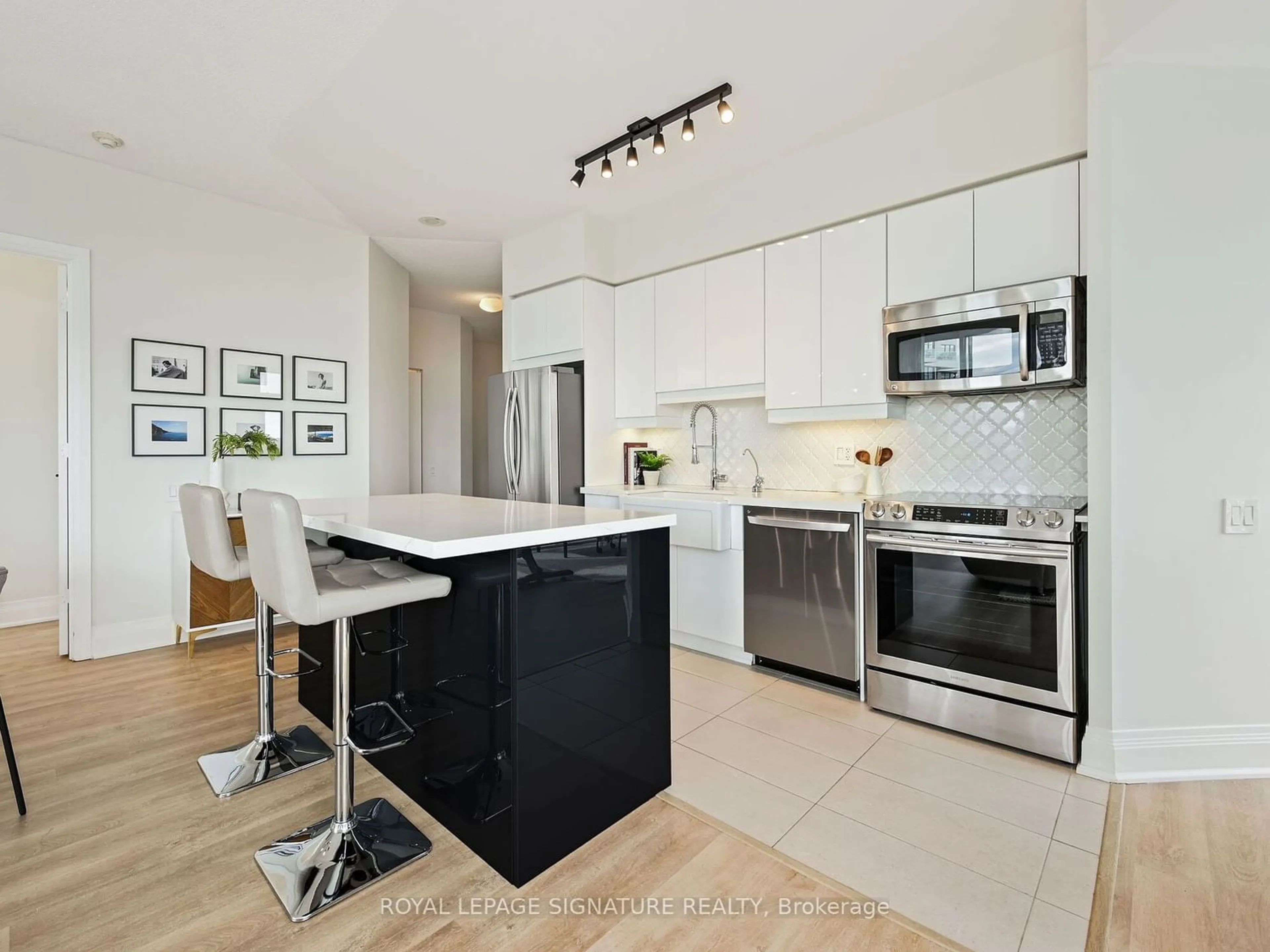 Contemporary kitchen for 2191 Yonge St #3502, Toronto Ontario M4S 3H8