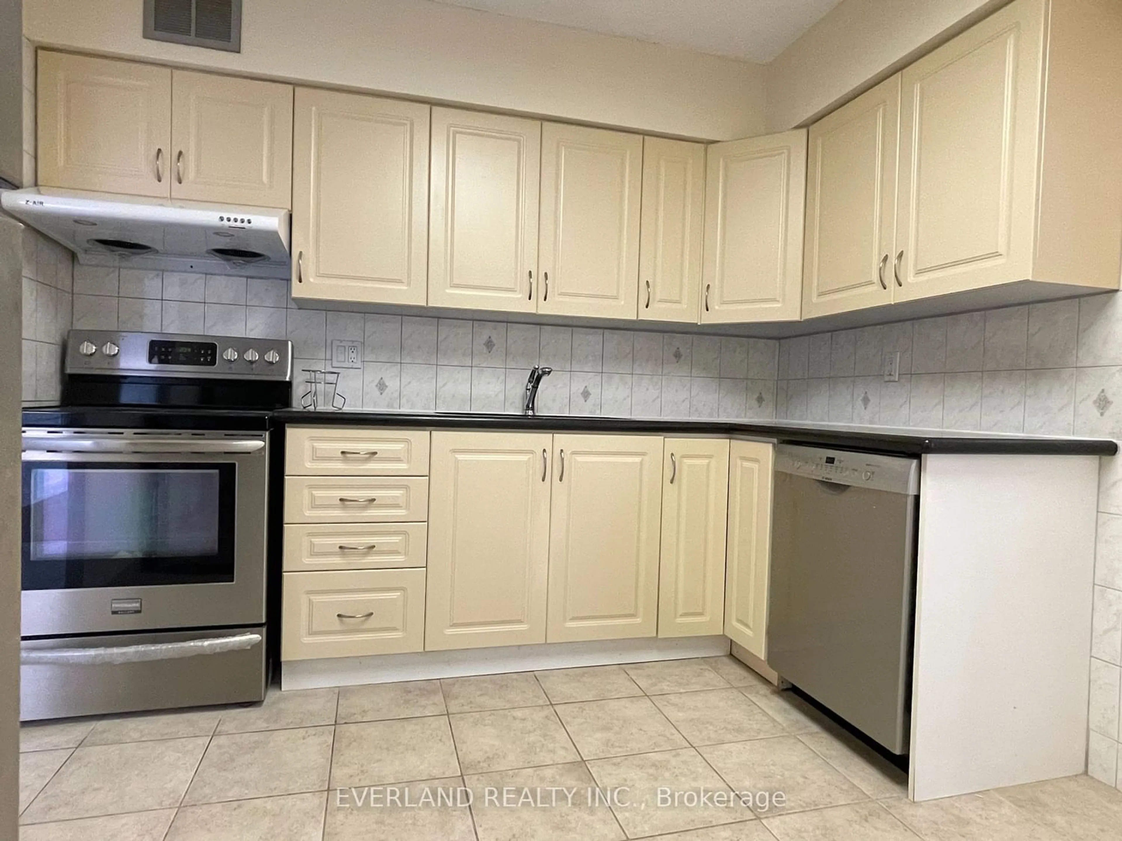 Standard kitchen for 1900 Sheppard Ave #2201, Toronto Ontario M2J 4T4