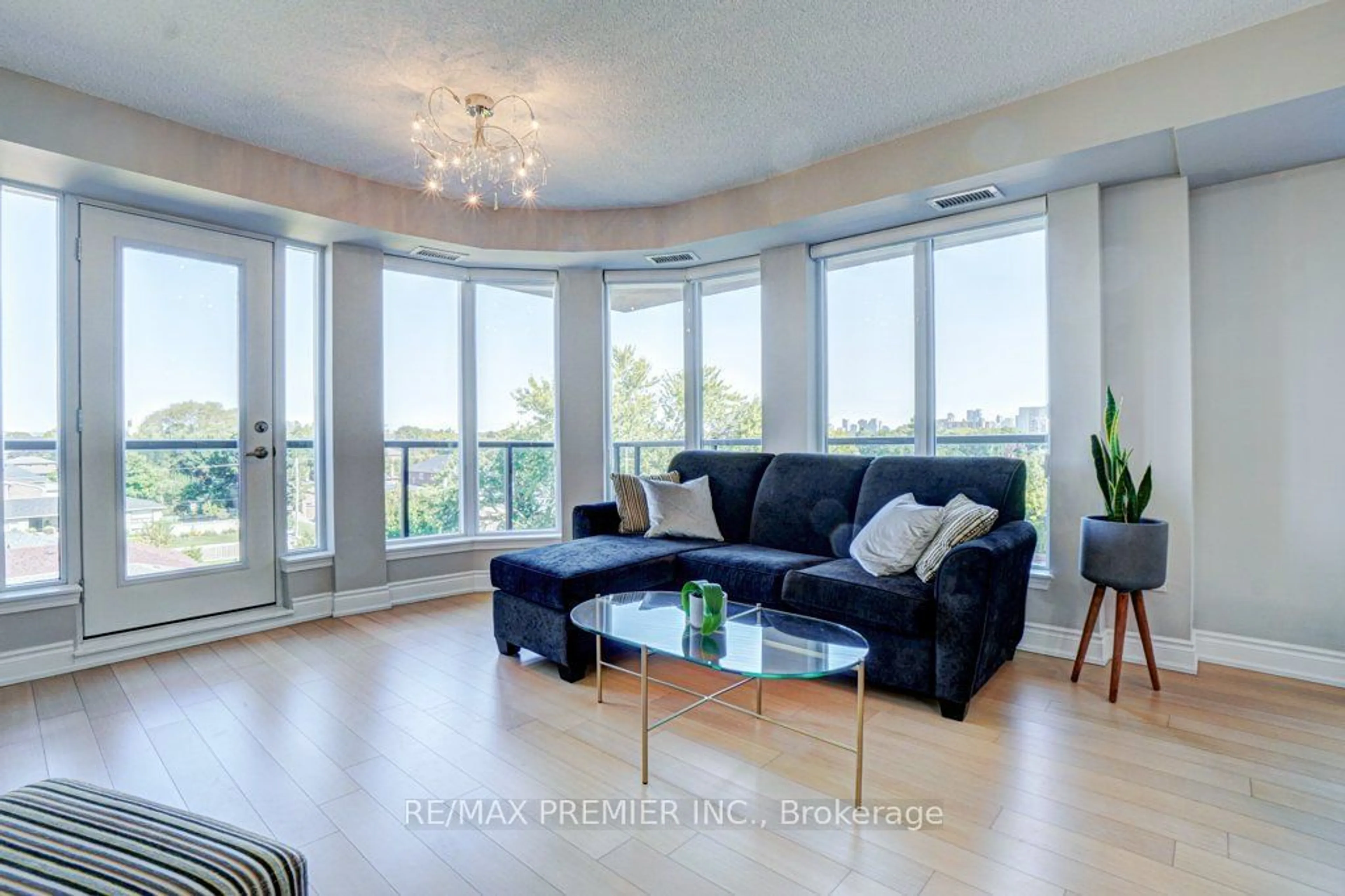 Living room for 760 Sheppard Ave #515, Toronto Ontario M3H 0B3