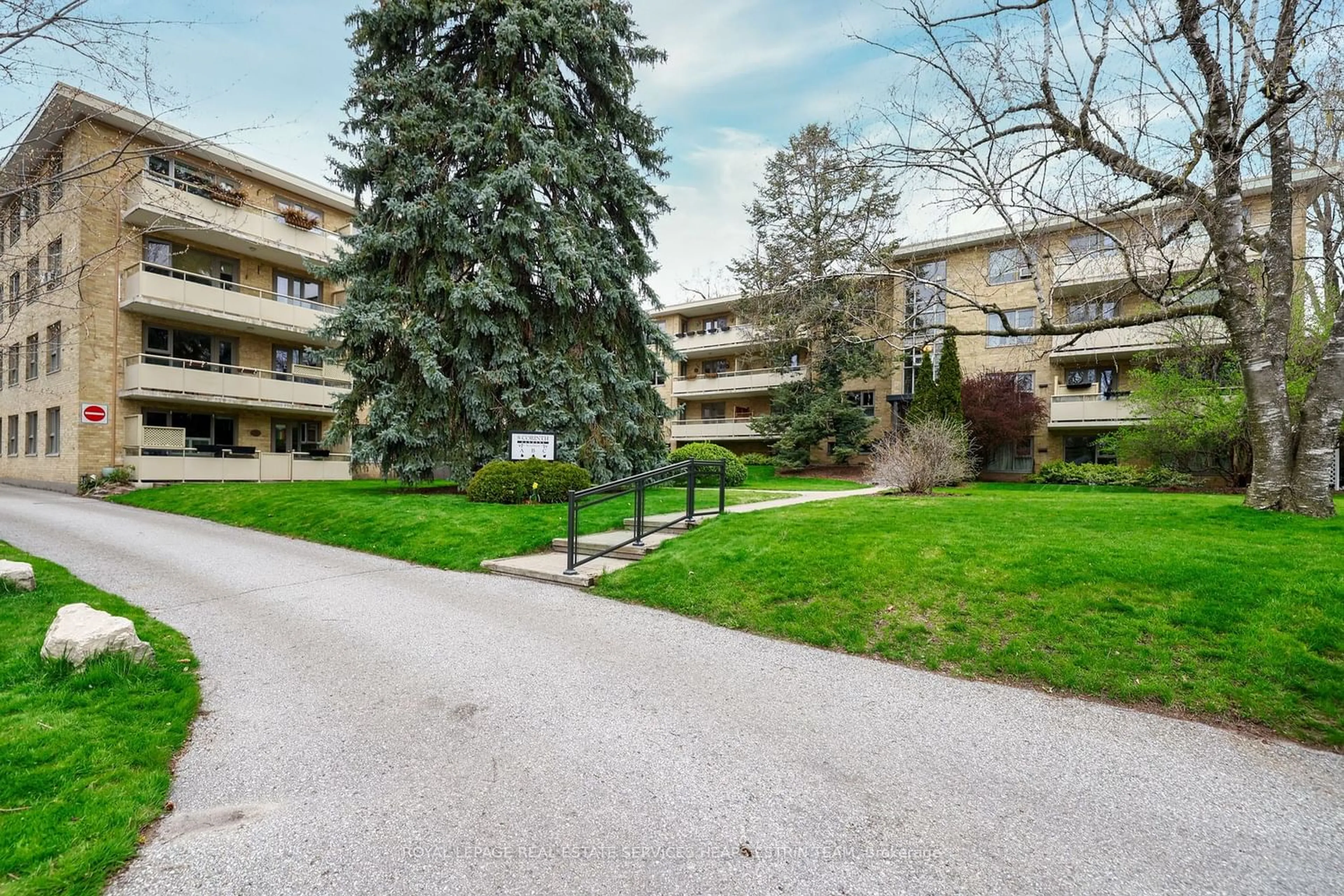 A pic from exterior of the house or condo for 8 Corinth Gdns #2, Toronto Ontario M4P 2N5