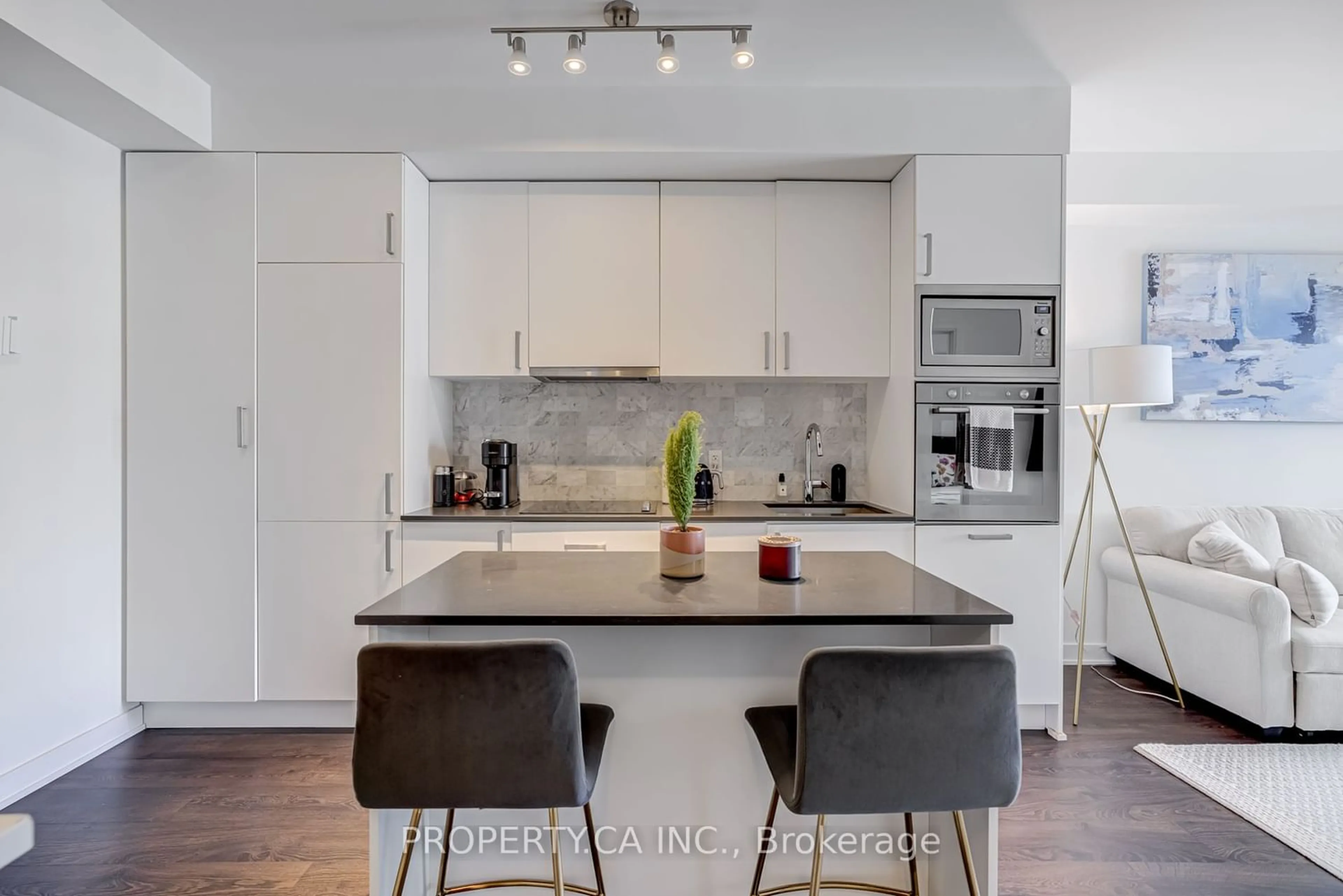 Contemporary kitchen for 576 Front St #812, Toronto Ontario M5V 1C1