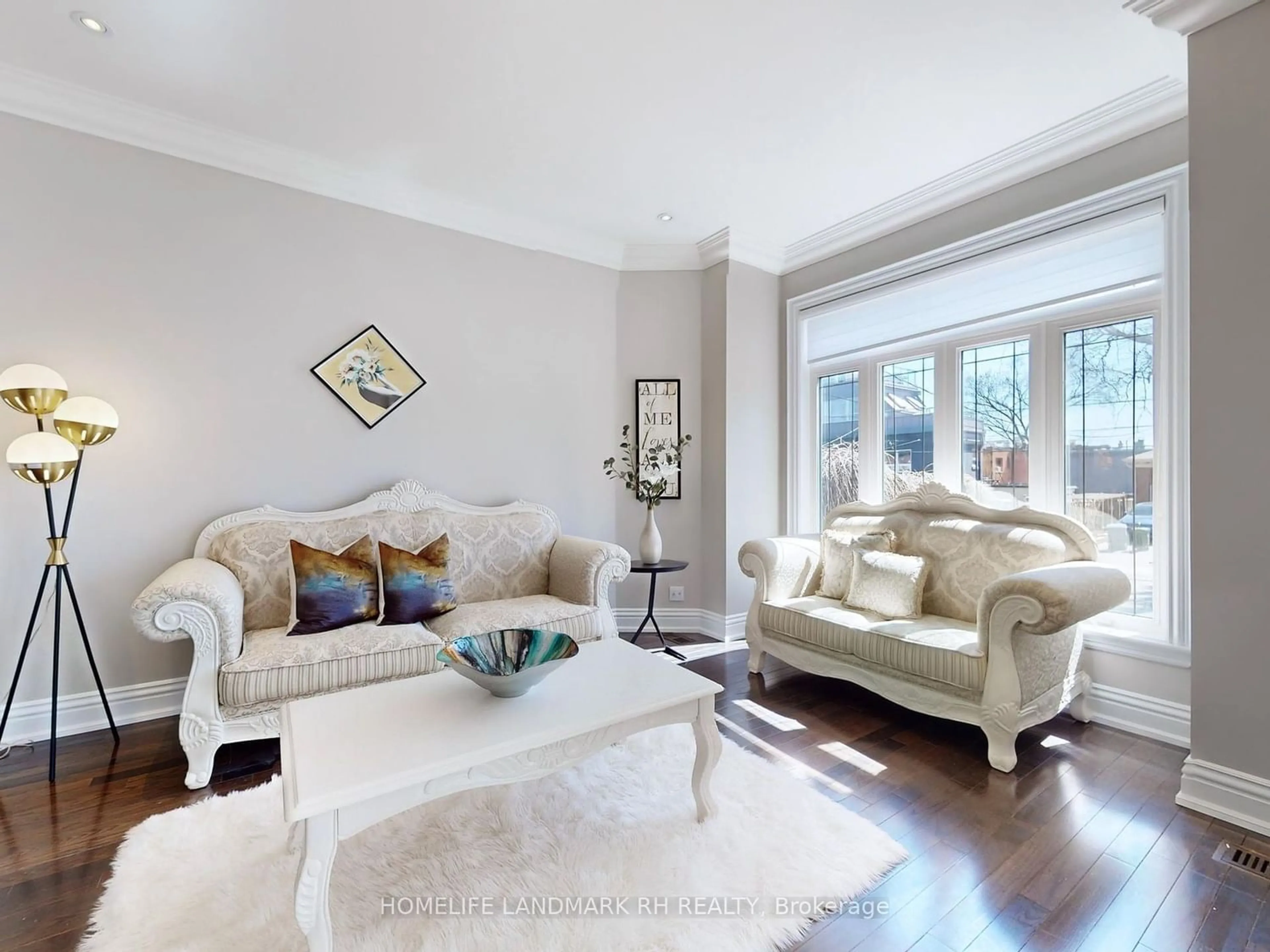 Living room for 208 Joicey Blvd, Toronto Ontario M5M 2V5